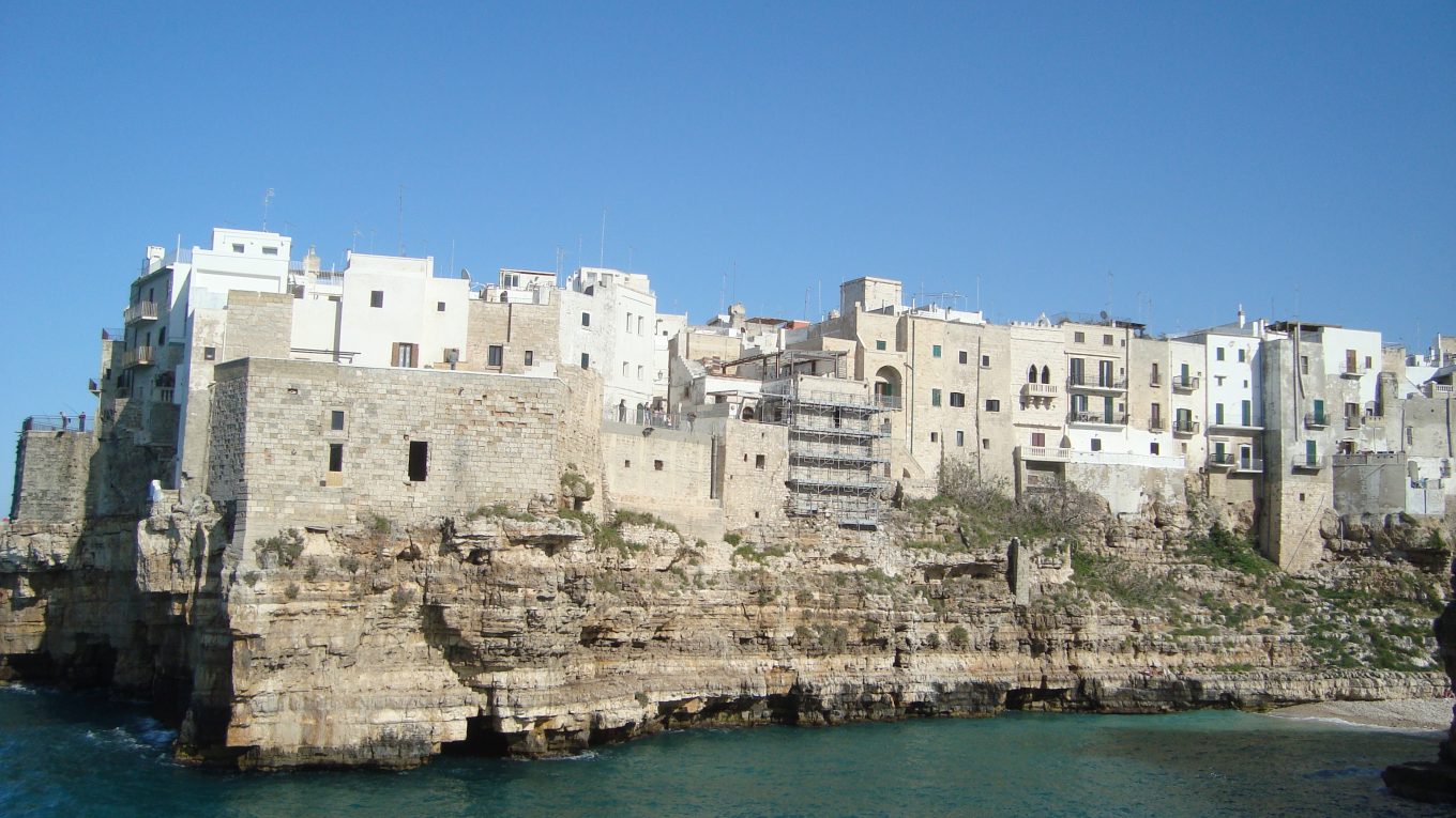 Polignano a Mare vista dalle scogliere