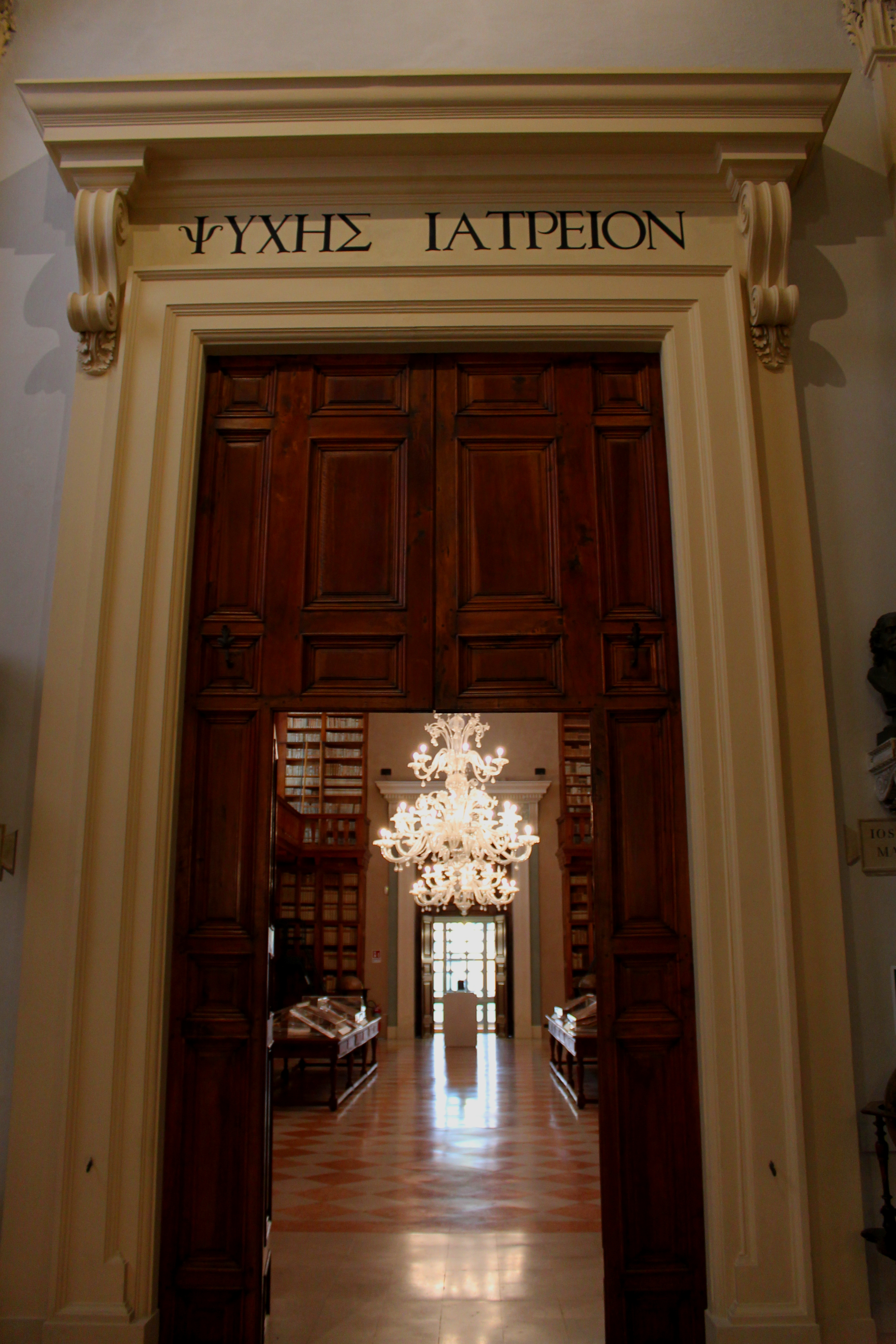 Portale interno della Biblioteca Teresiana a Mantova