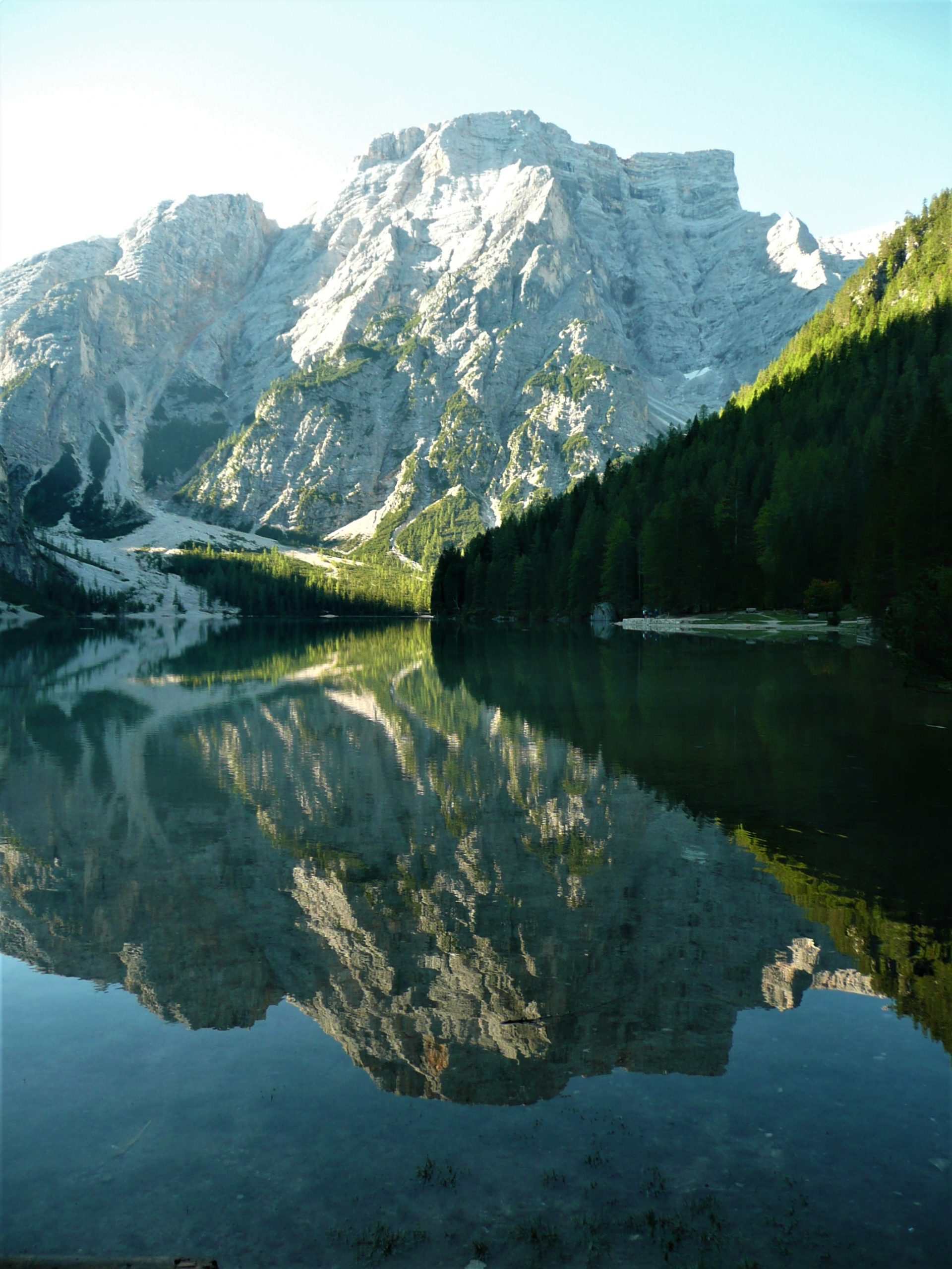 Lago di Braies con la Croda del Becco sullo sfondo