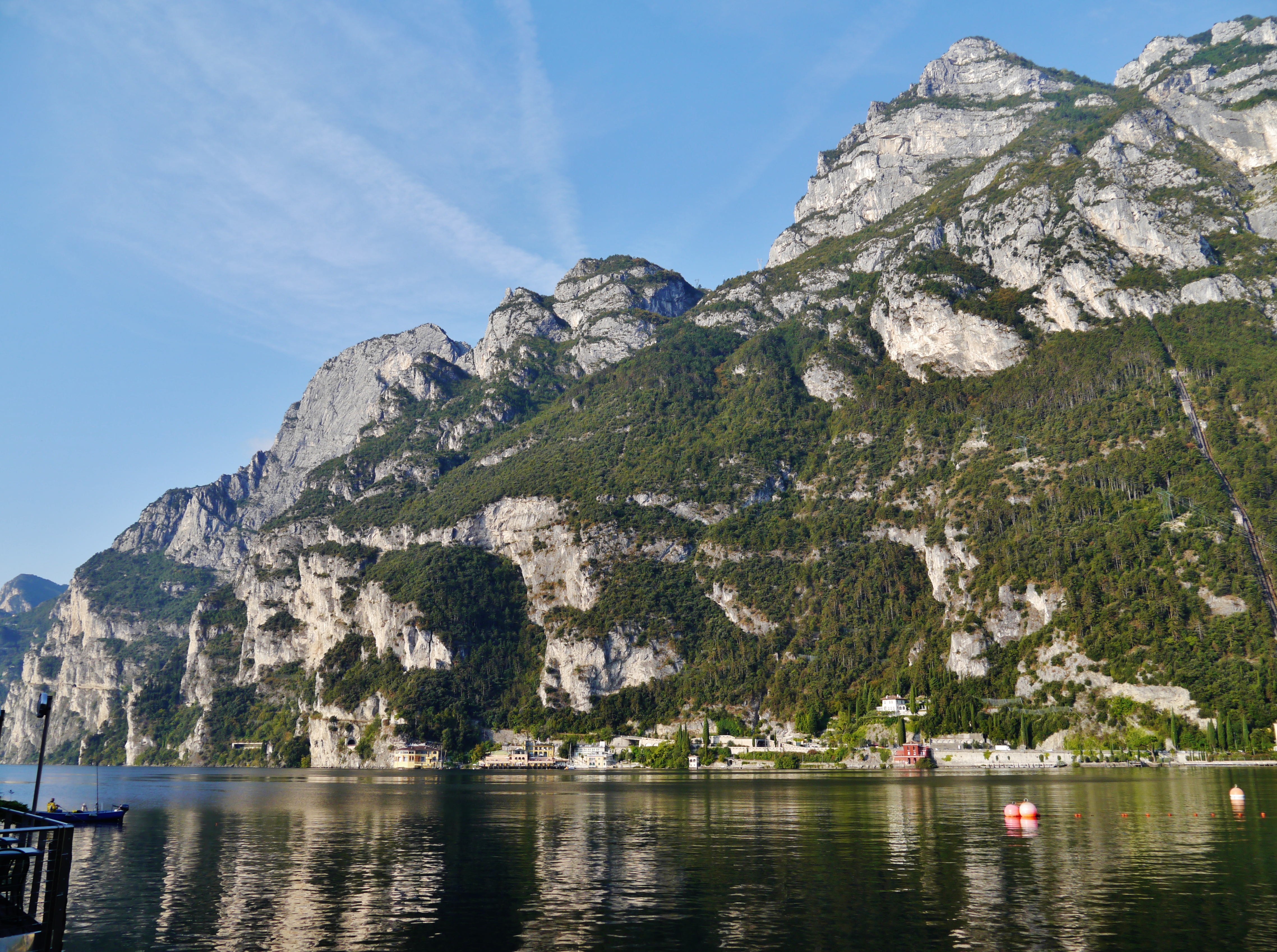 Riva del Garda vista dal lago con il centro storico