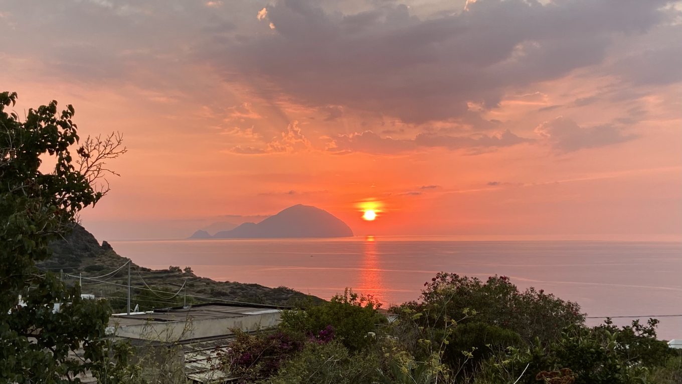 Vista dell’isola di Salina nelle Isole Eolie