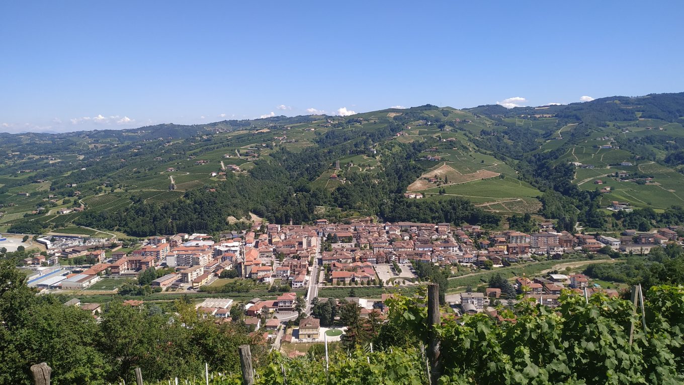 Santo Stefano Belbo nelle Langhe visto dalla collina Moncucco