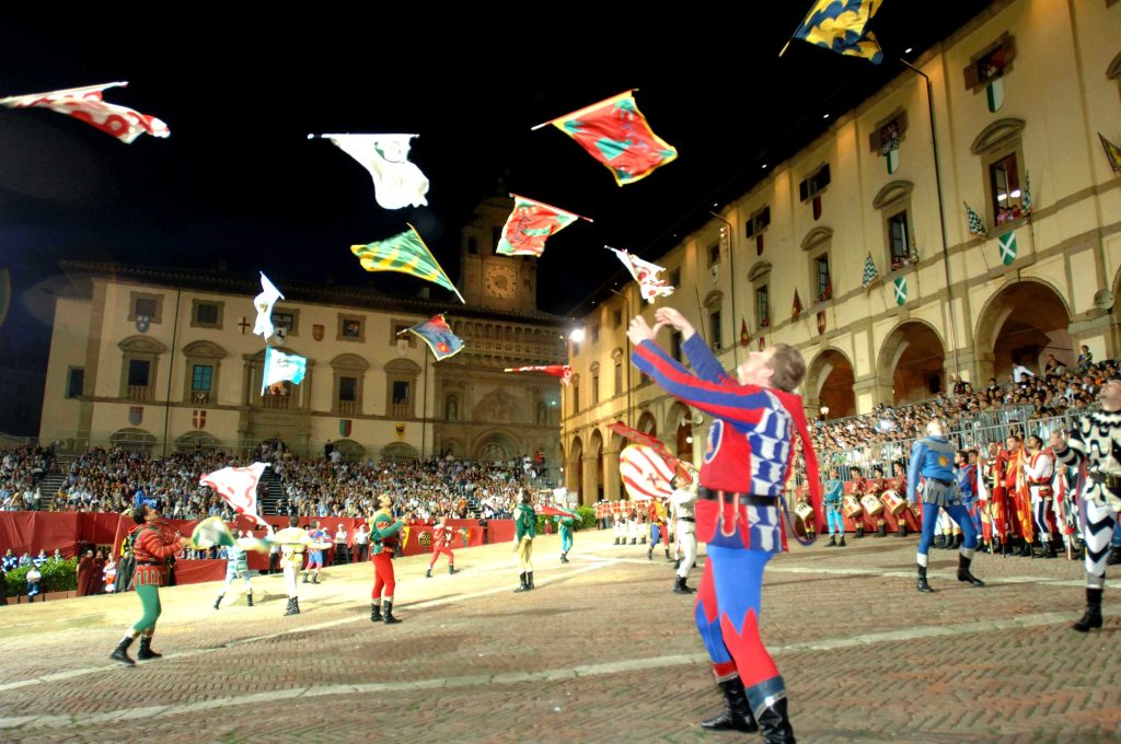 Sbandieratori durante la Giostra del Saracino ad Arezzo