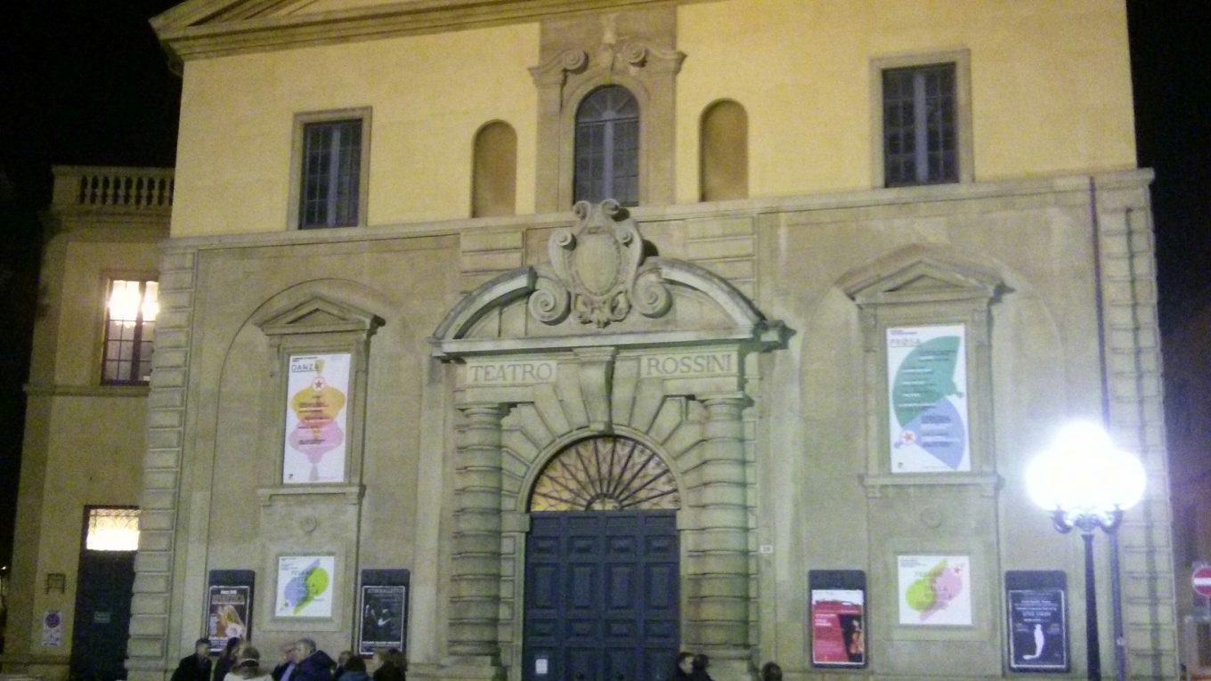 Facciata del Teatro Rossini a Pesaro