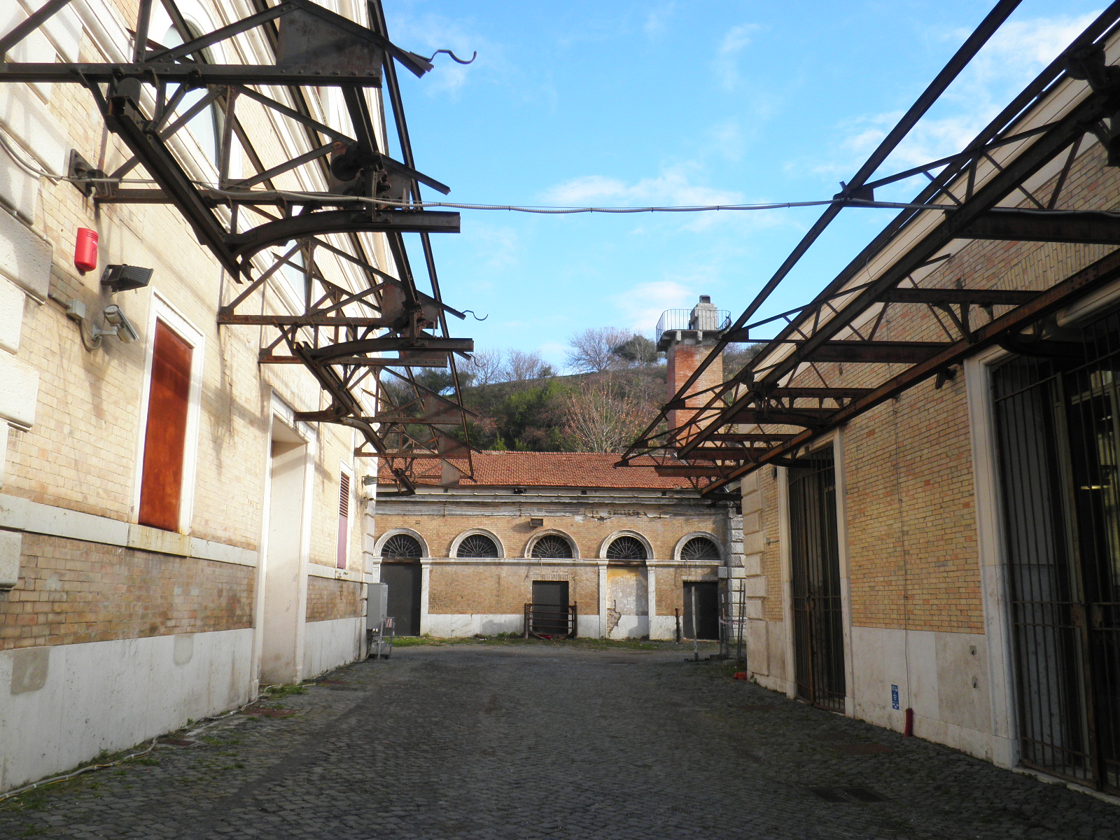 Cortile del Mattatoio di Testaccio con Monte Testaccio