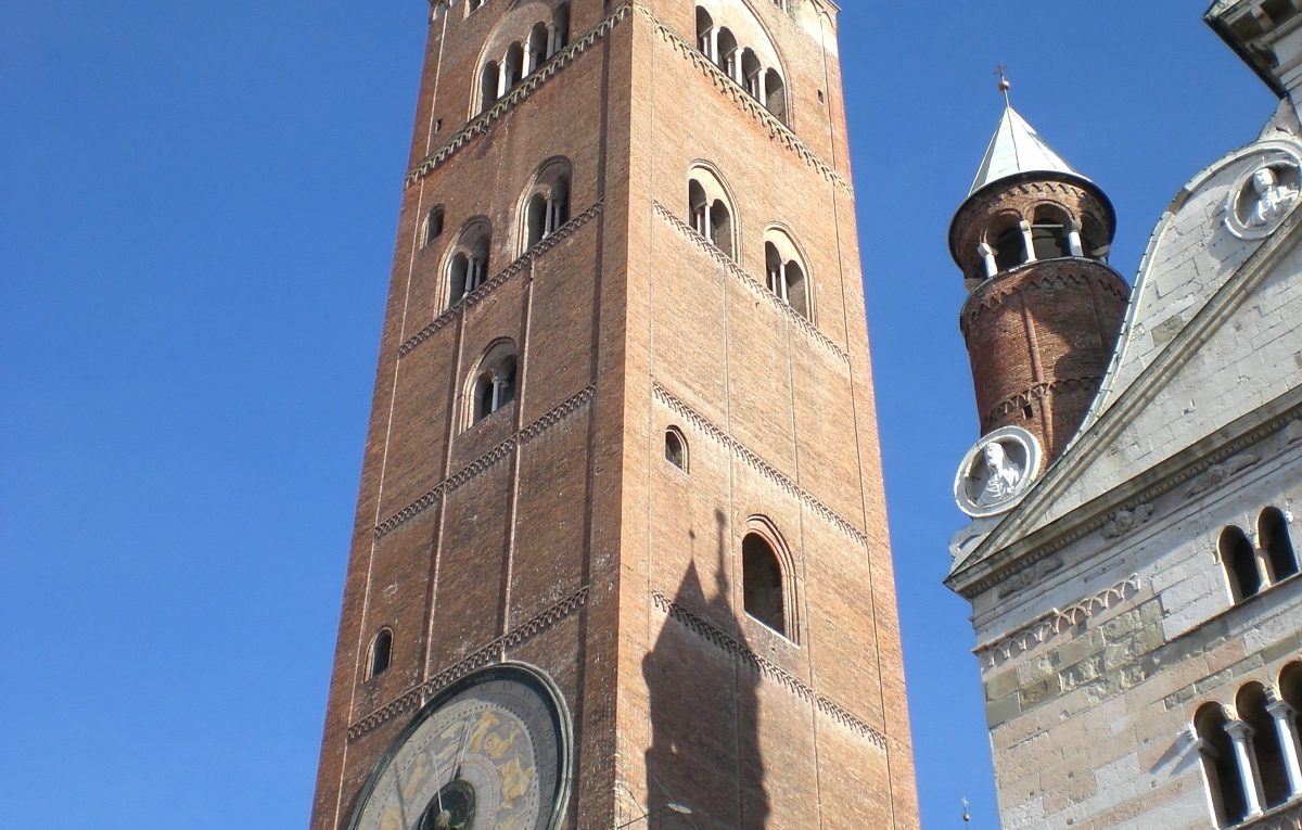 Torrazzo di Cremona vicino al Duomo