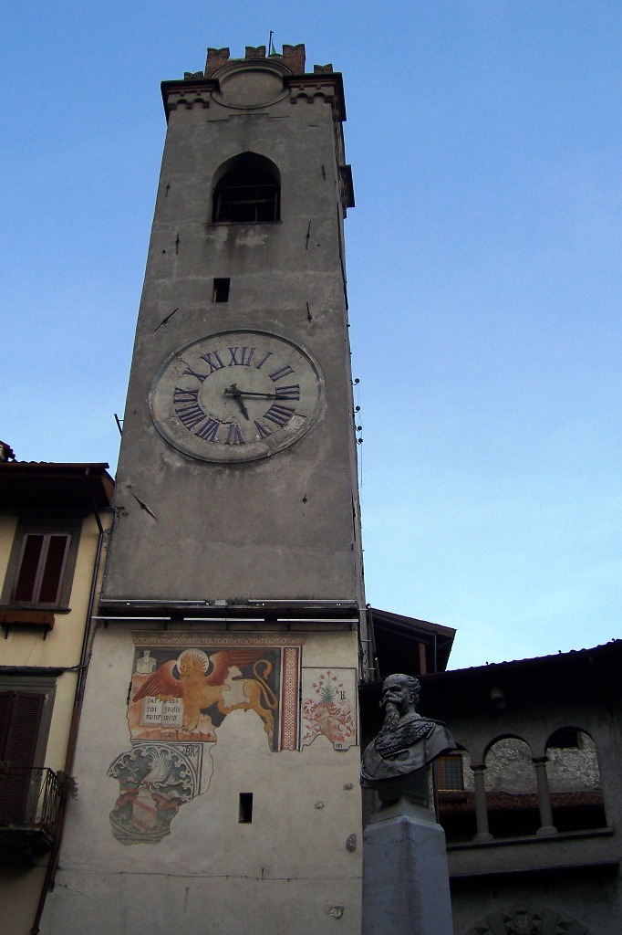 Torre Civica nel centro storico di Lovere