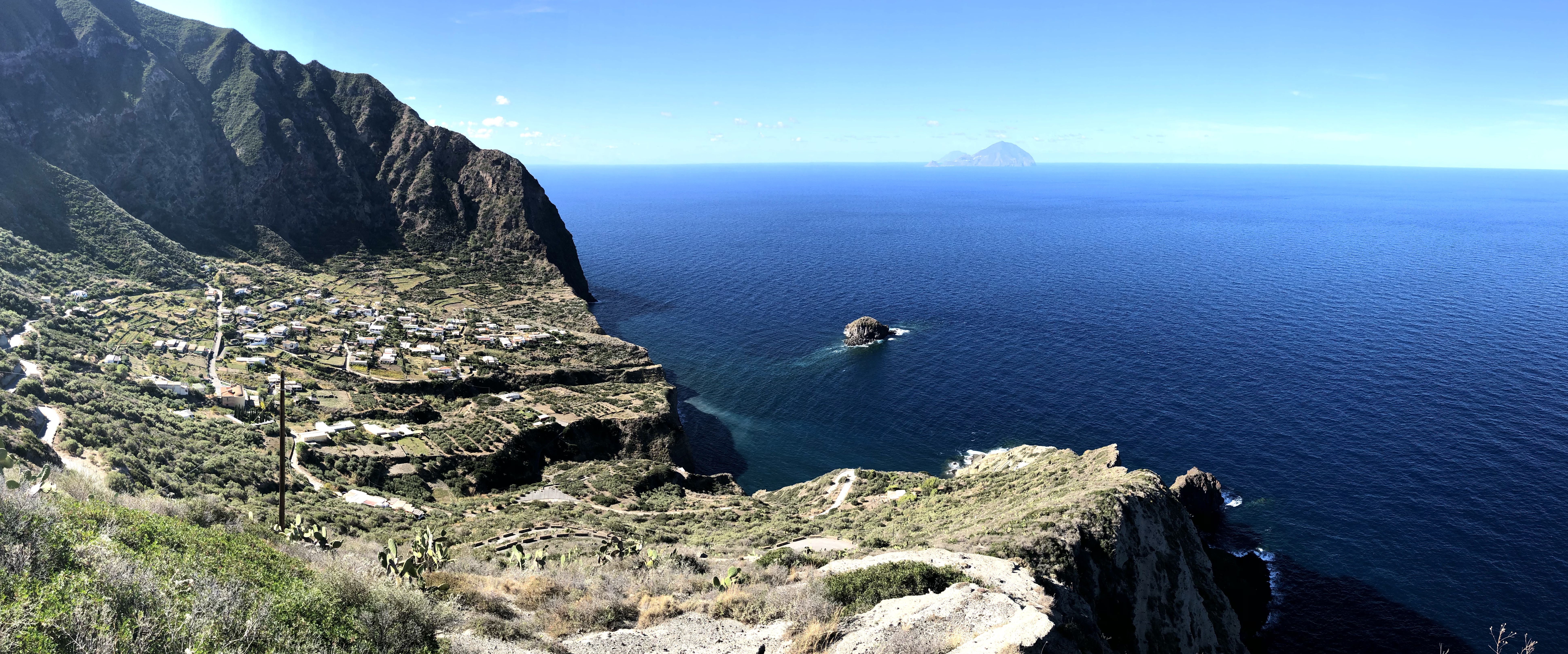 Veduta di Pollara sull’isola di Salina
