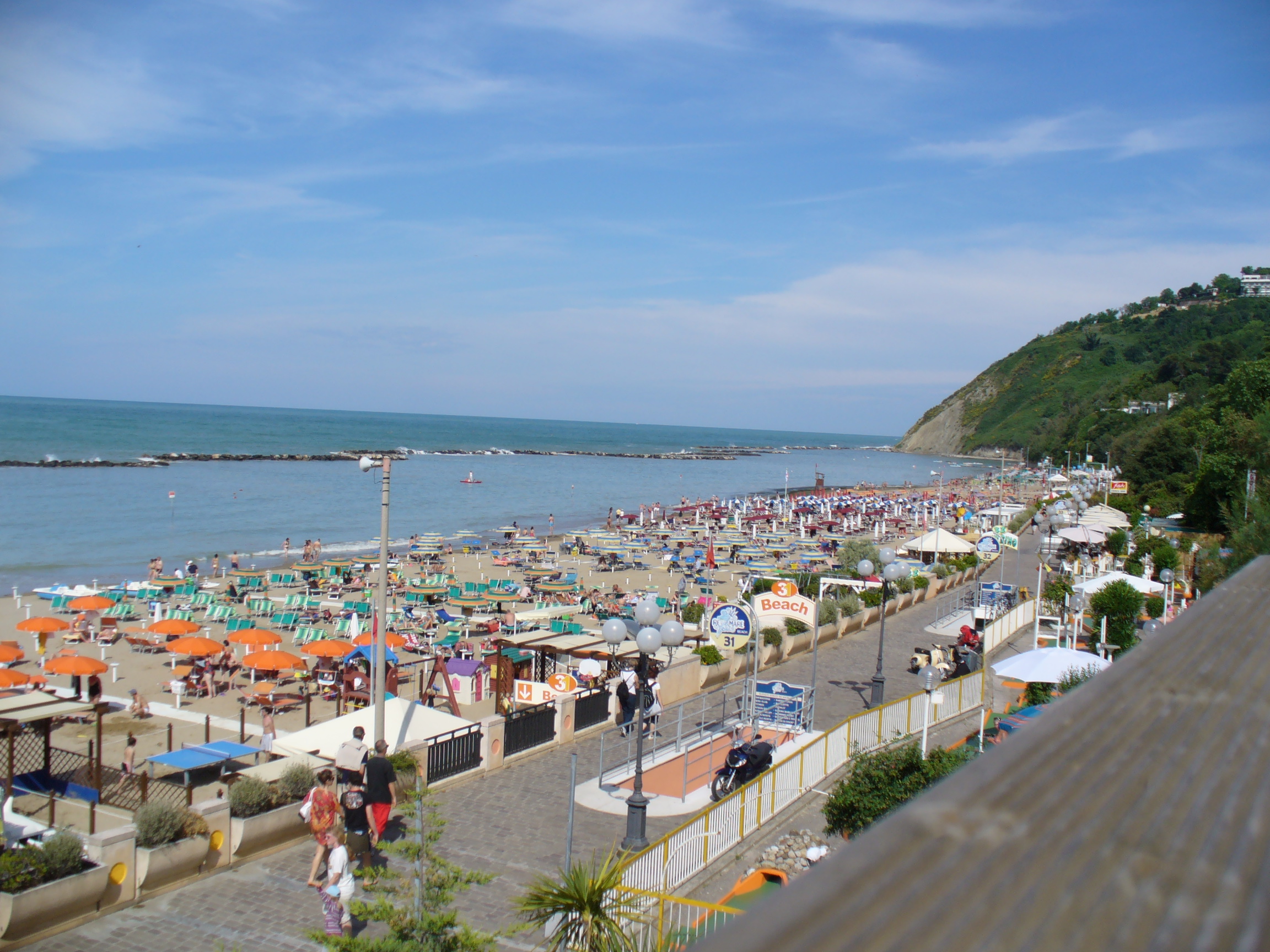 Spiaggia e monte a Gabicce Mare