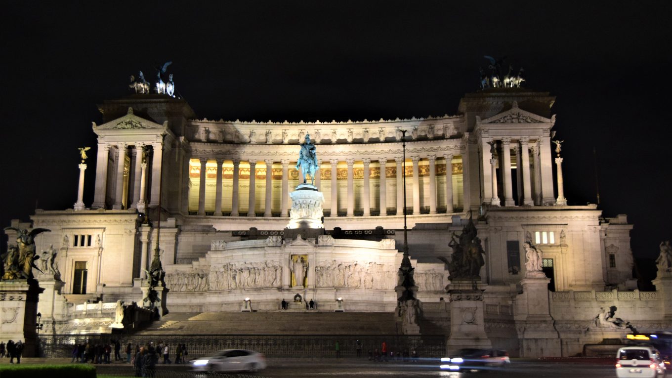 Vittoriano a Roma illuminato di notte