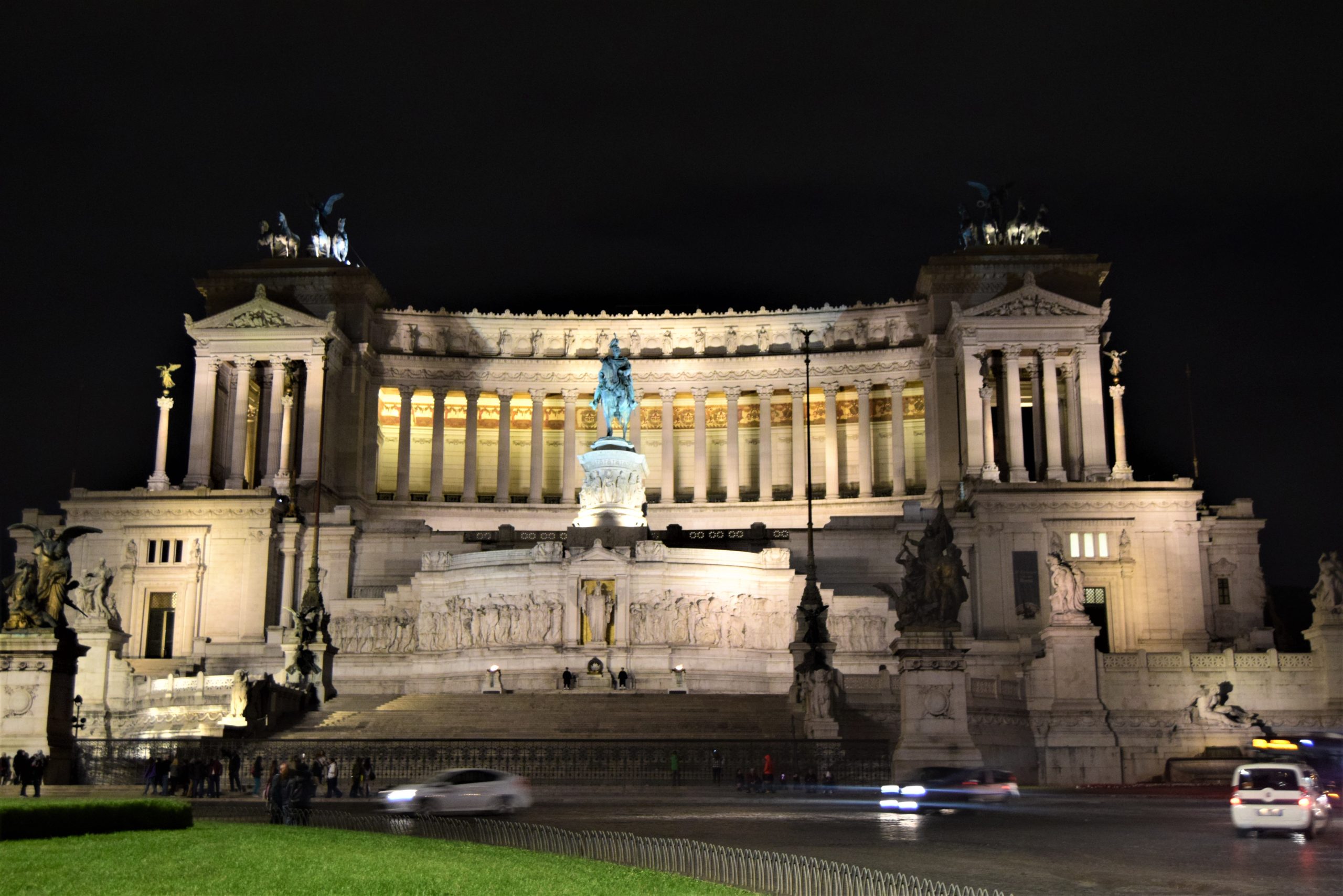 Vittoriano a Roma illuminato di notte