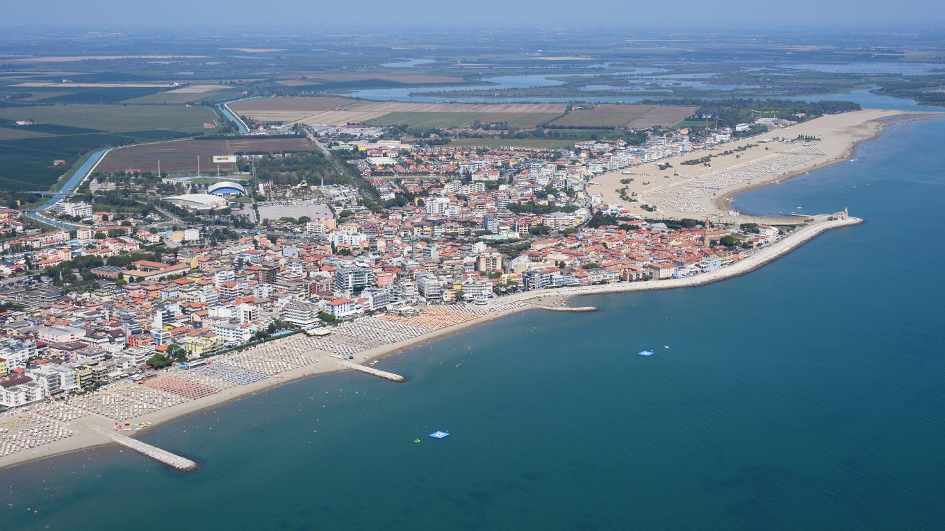 Caorle vista aerea con centro storico e mare