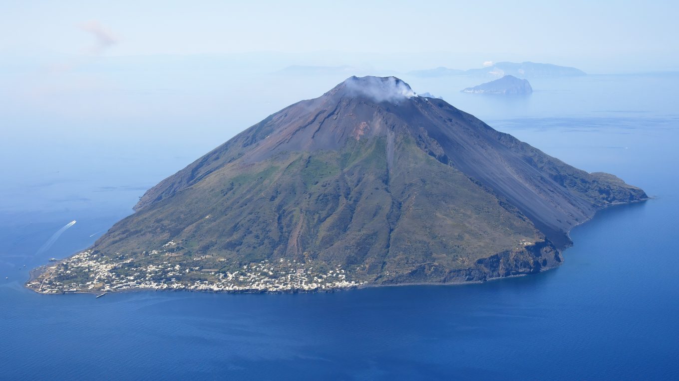 Vista aerea dell’isola di Stromboli con la Sciara del Fuoco