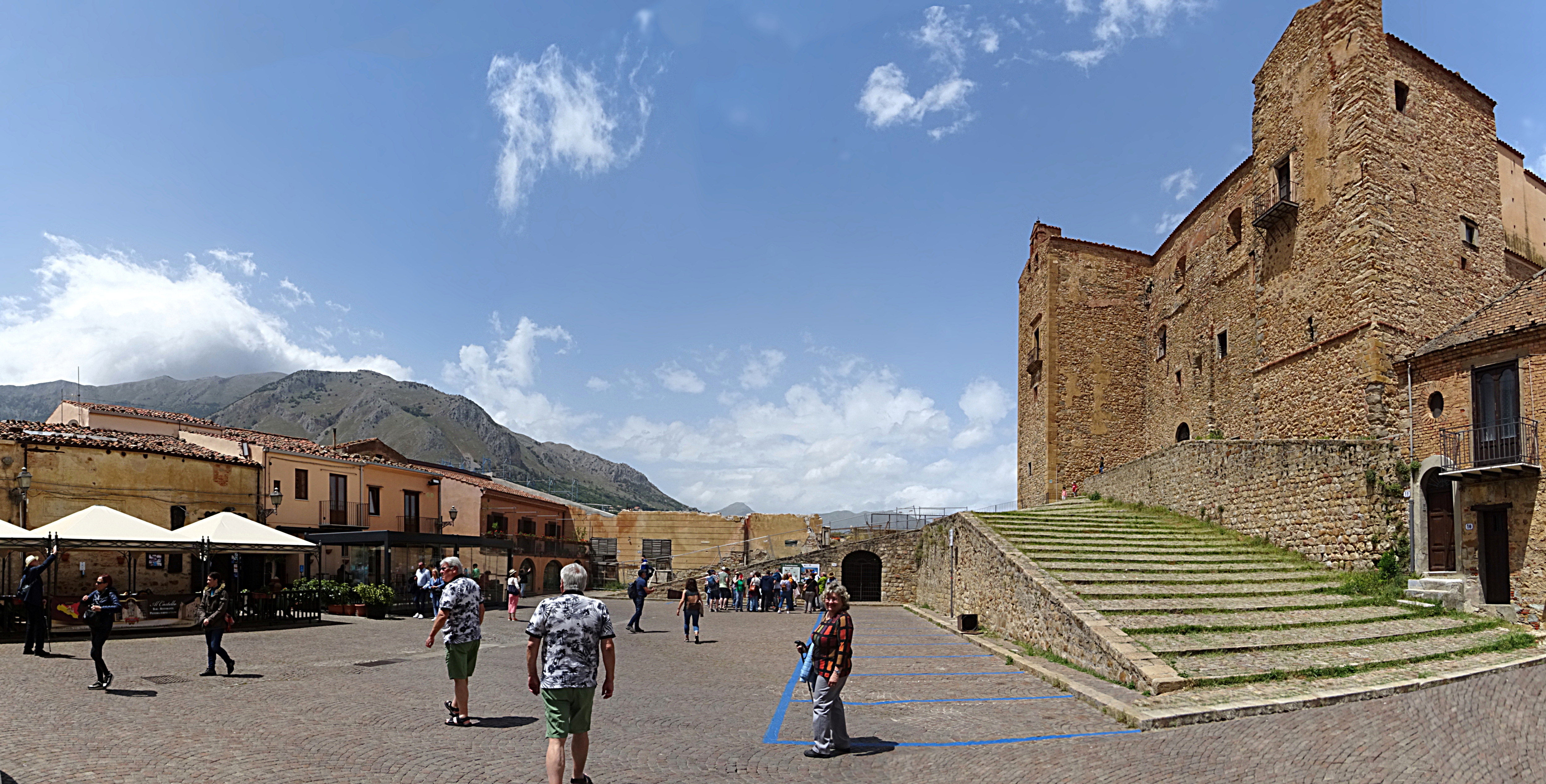 Piazza Castello nel centro storico di Castelbuono