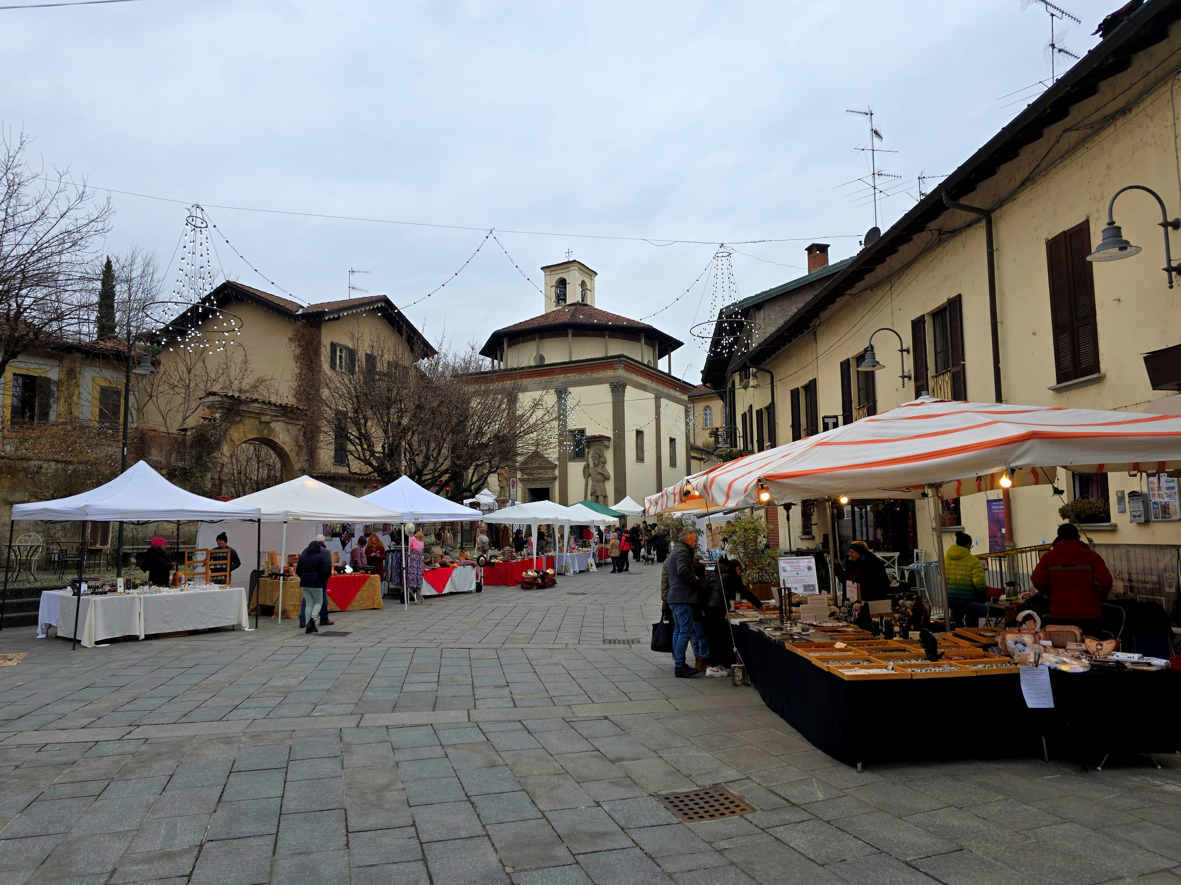 Piazza Garibaldi a Castiglione Olona con la Chiesa di Villa