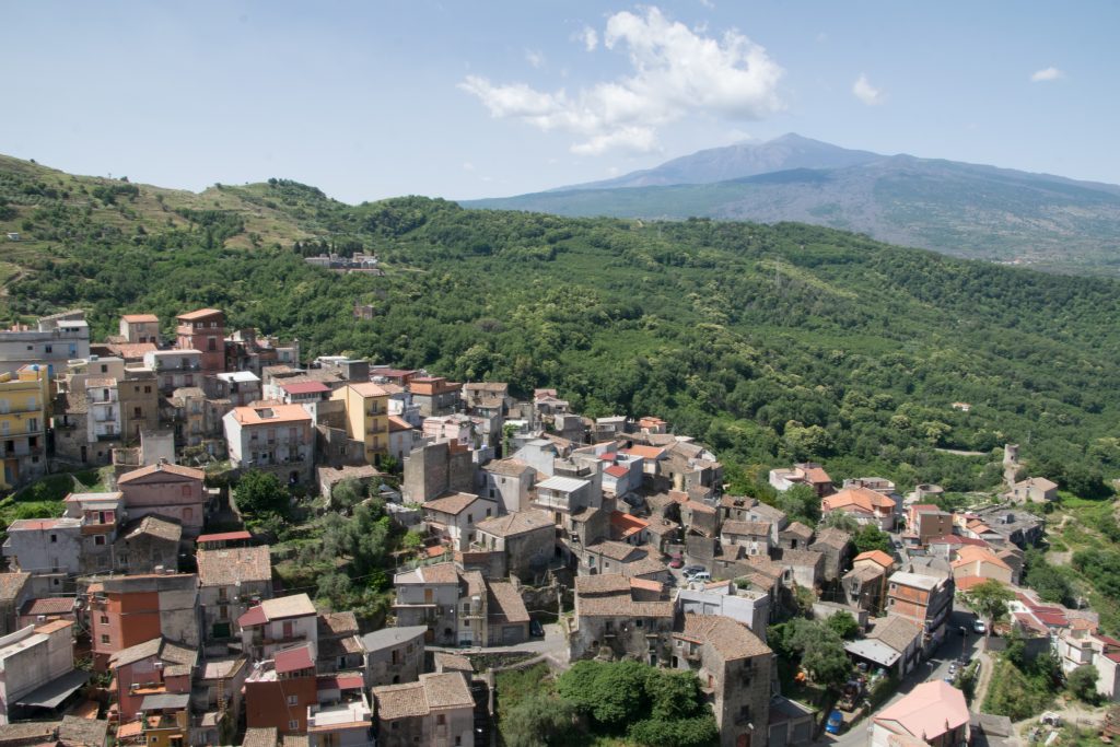 Castiglione di Sicilia con l’Etna sullo sfondo