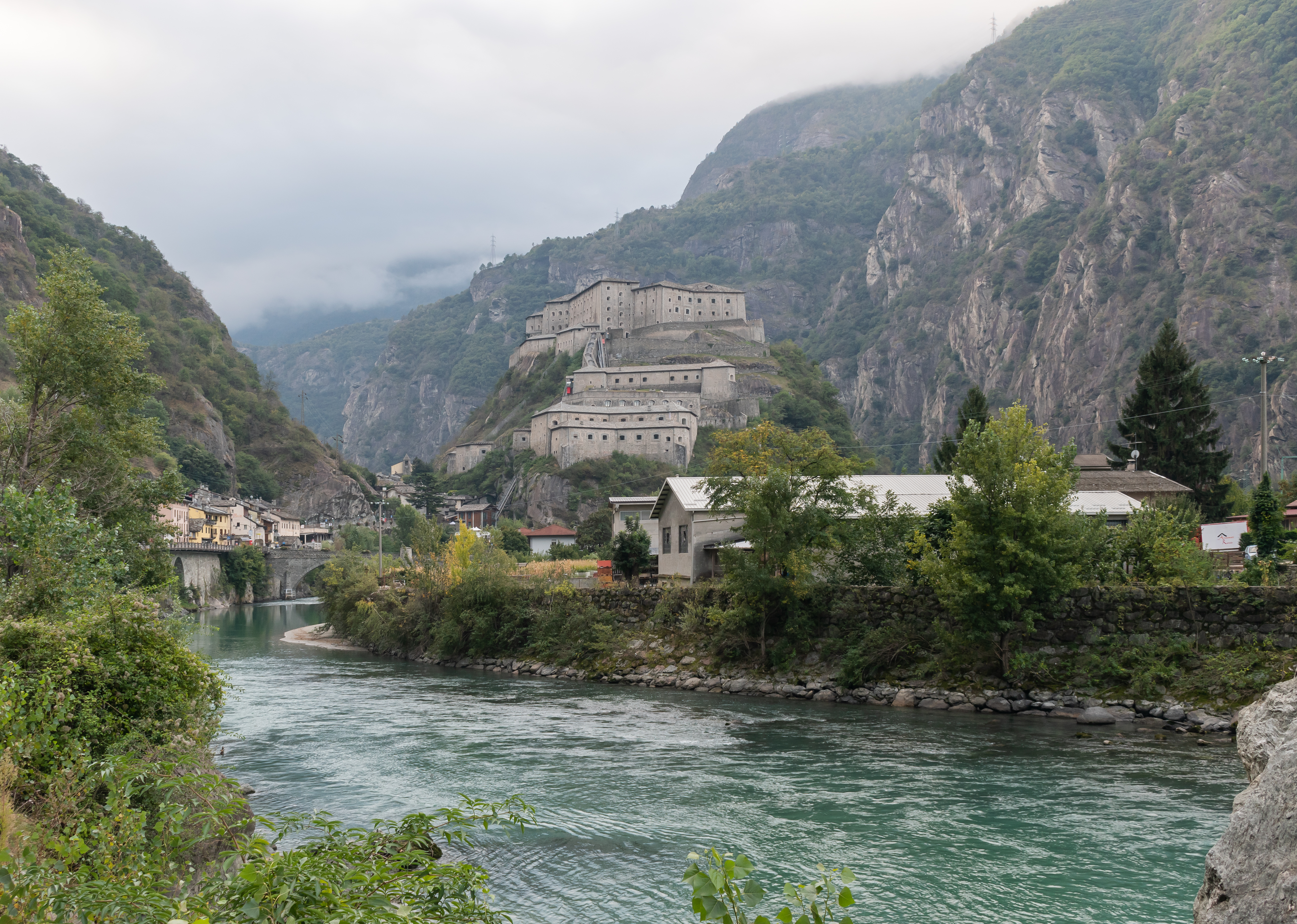 Forte di Bard sulla rocca sopra il borgo