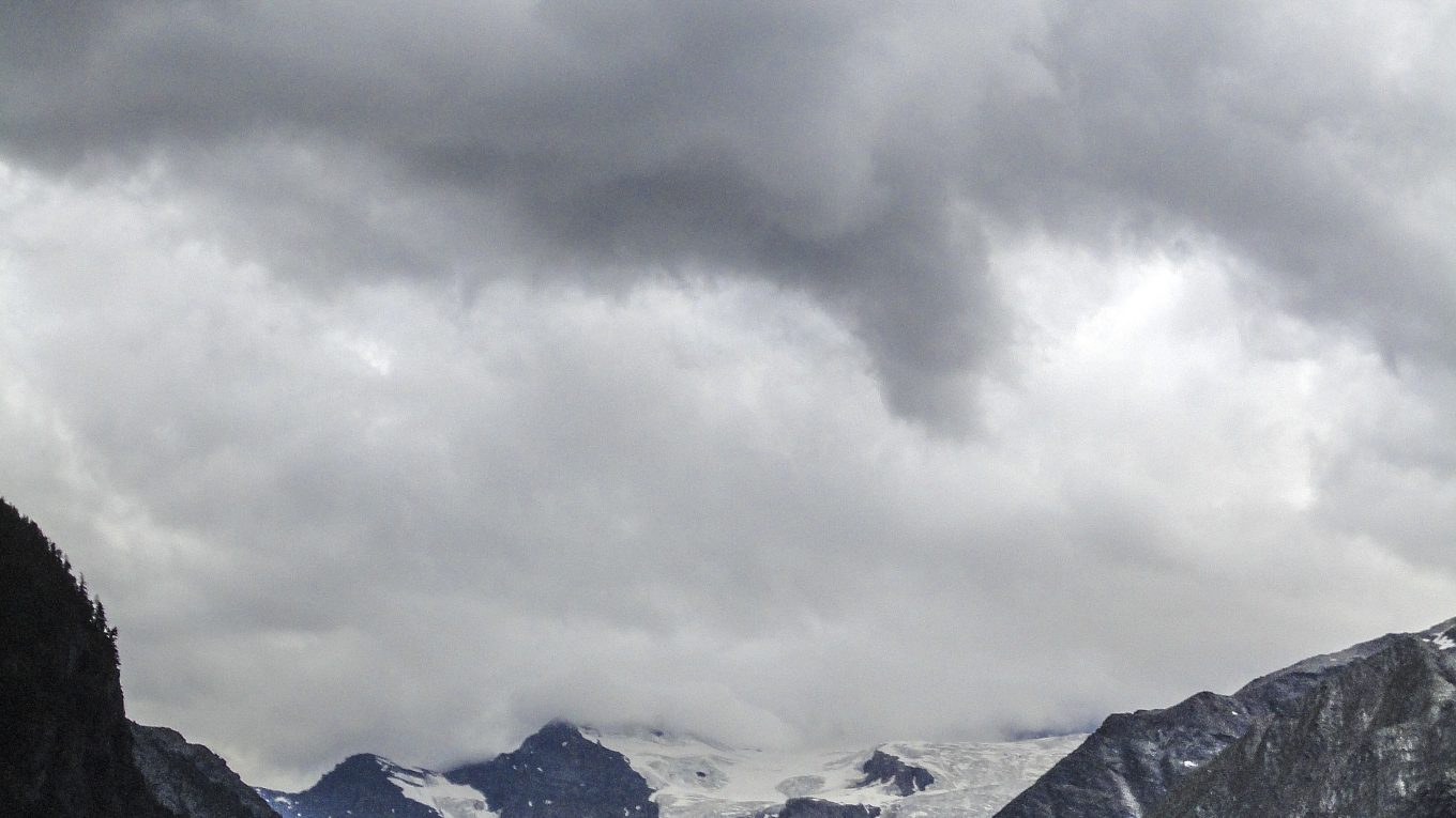 Cogne con il massiccio del Gran Paradiso