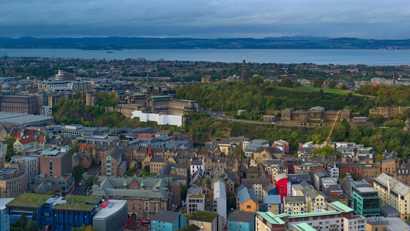 Royal Mile e centro storico di Edimburgo visti da Salisbury Crags