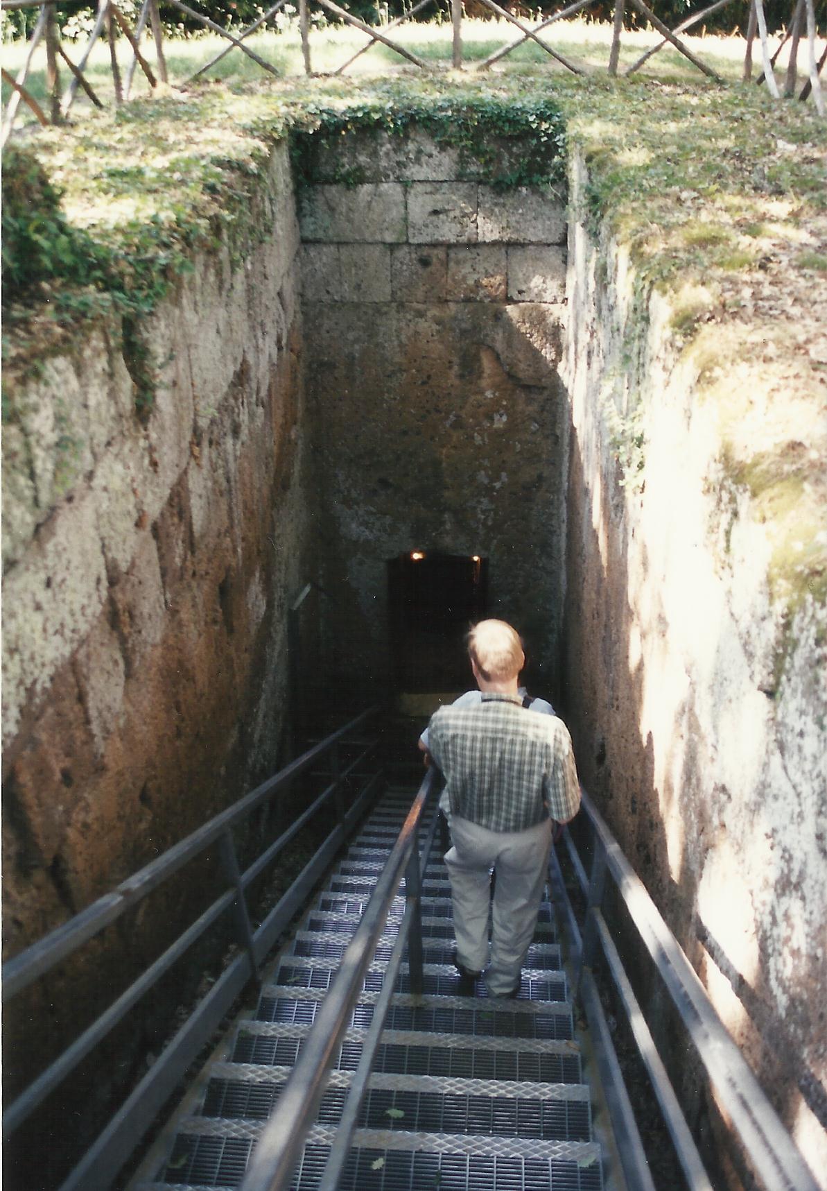 Ingresso di una tomba etrusca a Tarquinia