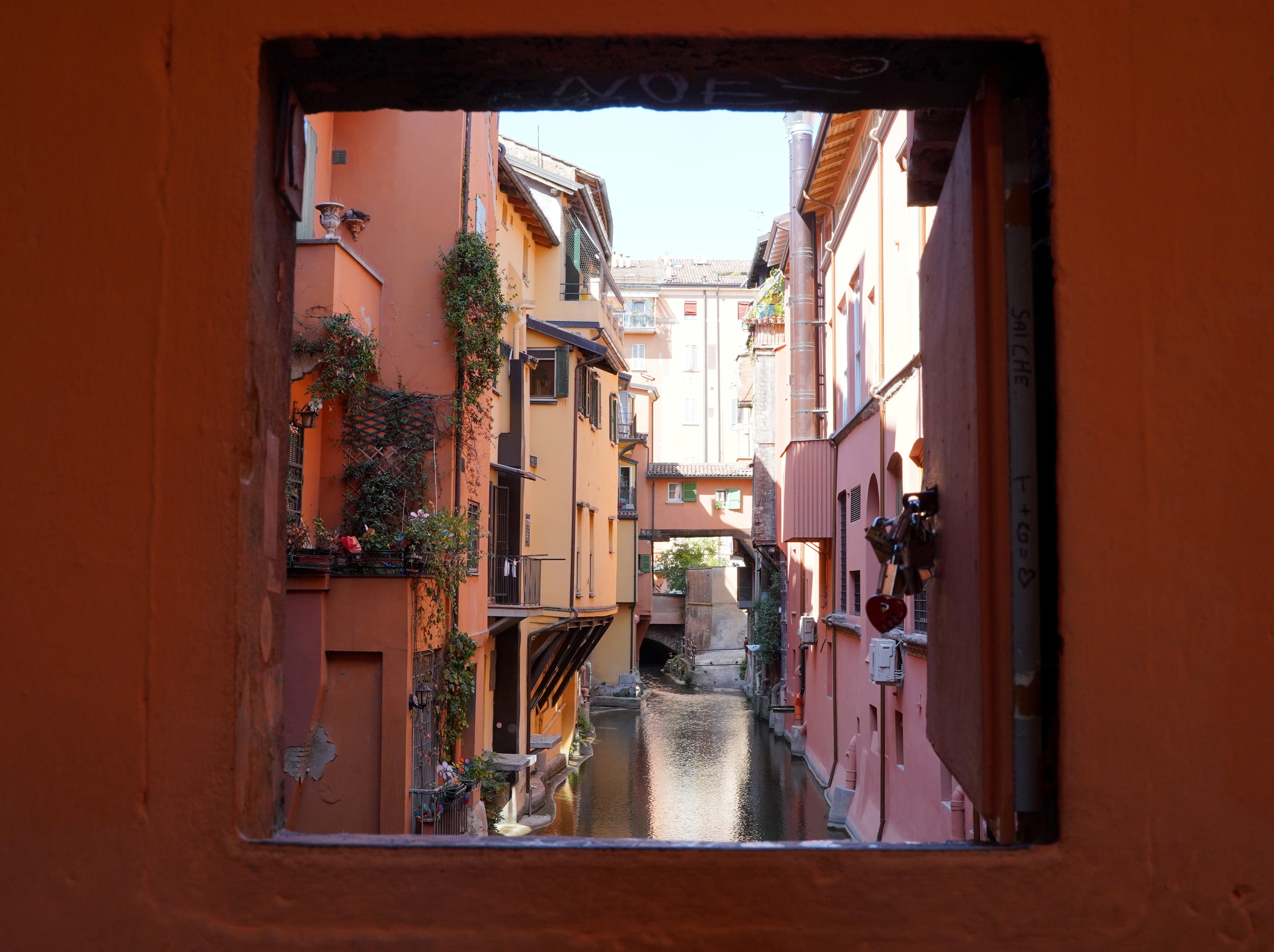 Finestrella di via Piella a Bologna