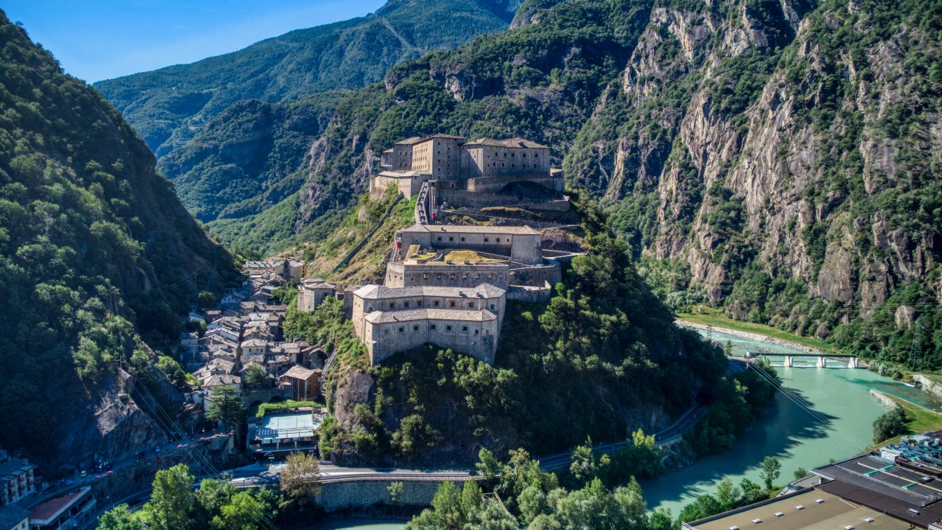 Forte di Bard visto da Hône in Valle d Aosta