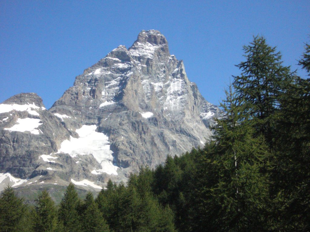 Il Cervino fotografato da Valtournenche in estate