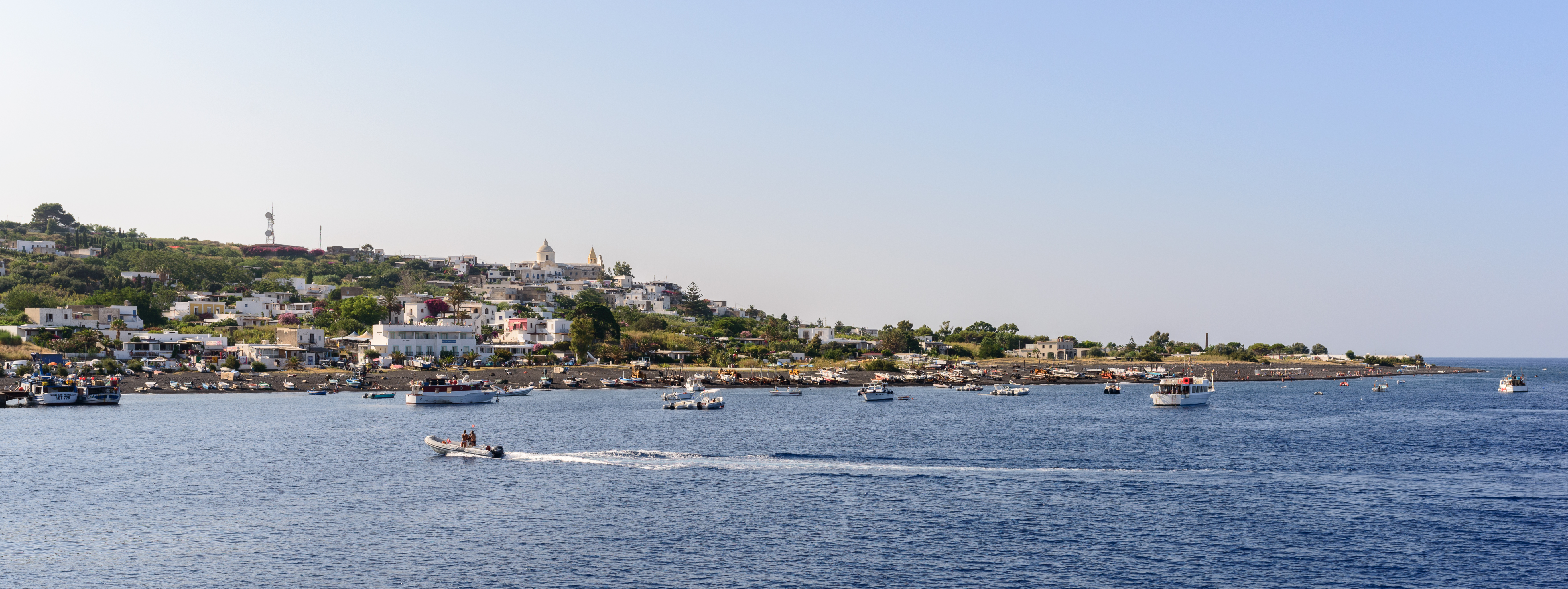 Borgo e costa di Stromboli nelle Isole Eolie