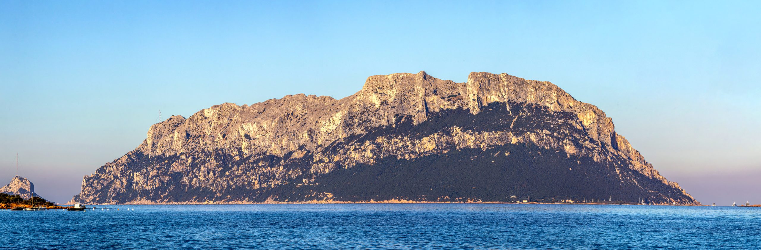 Panorama dell Isola di Tavolara da Porto Istana