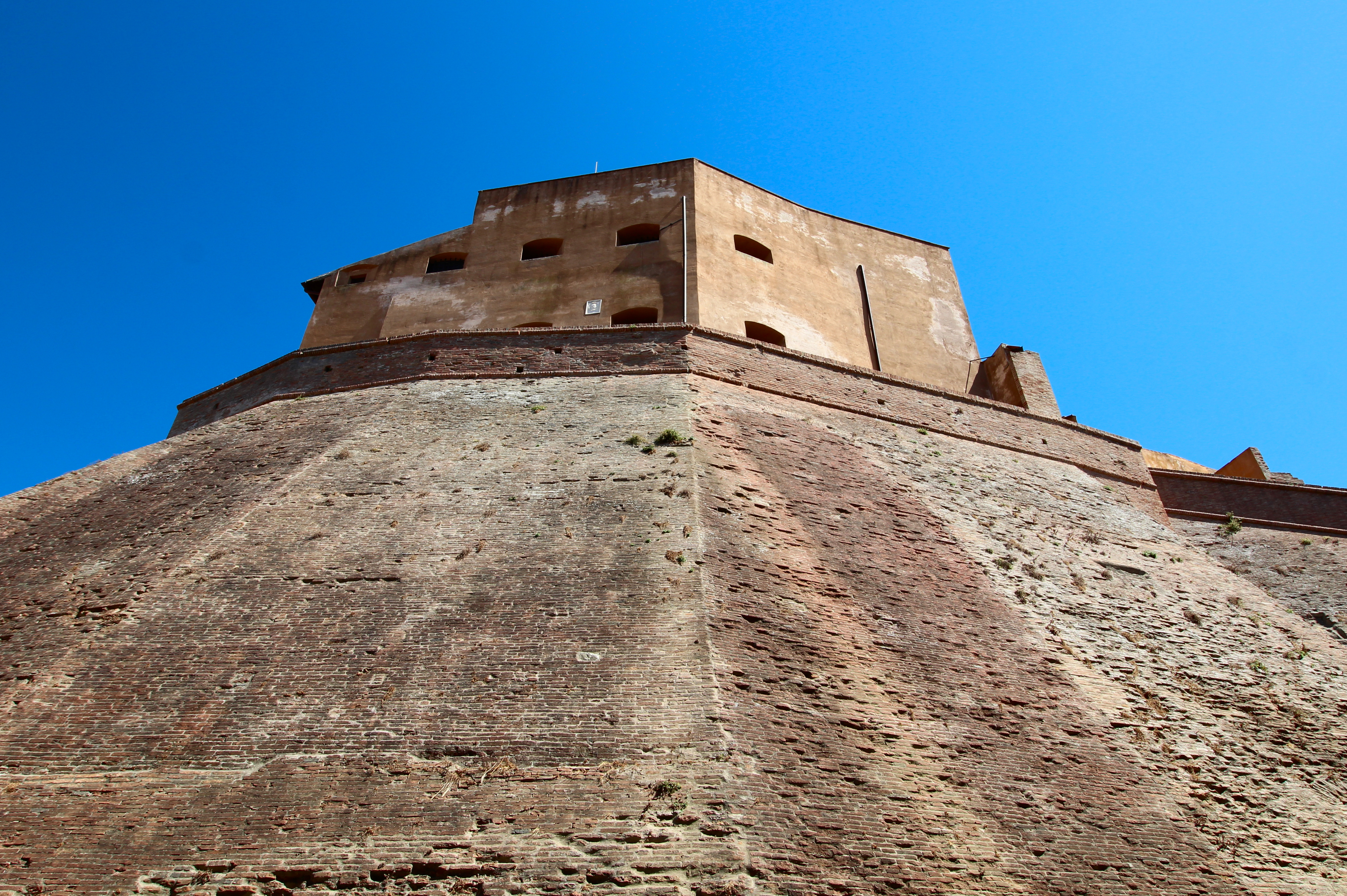 Castello dei Vicari nel borgo di Lari