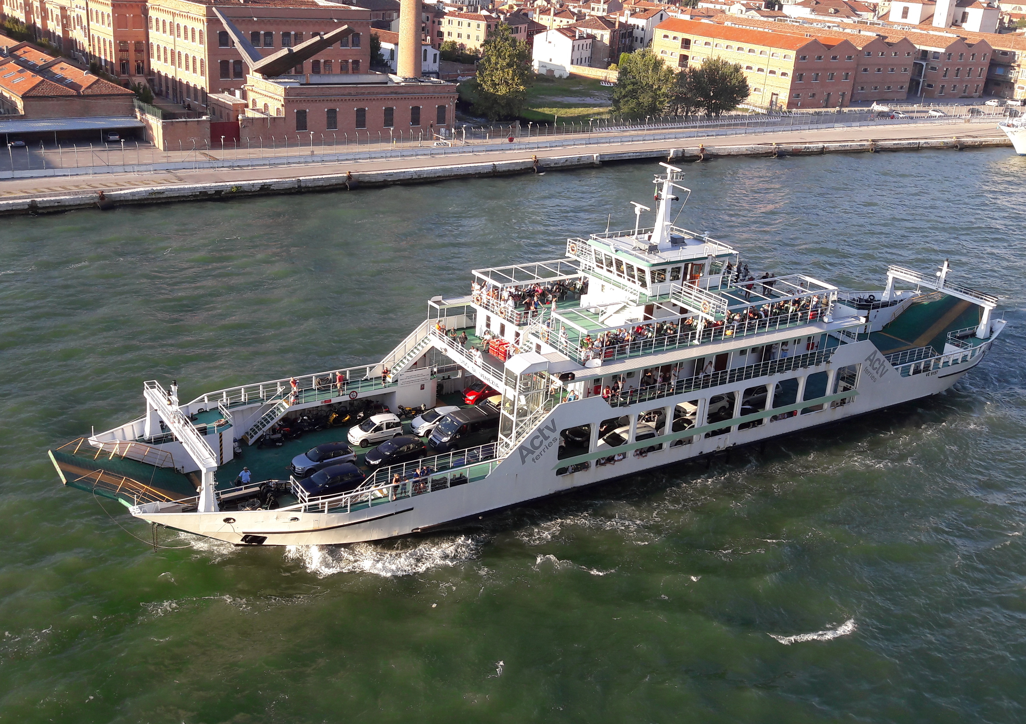 Traghetto verso il Lido di Venezia