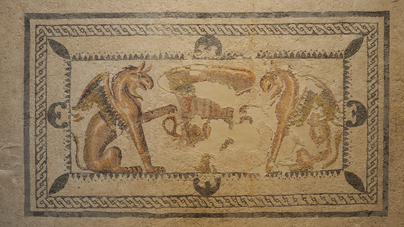 Mosaico con grifi conservato al Museo archeologico nazionale di Taranto
