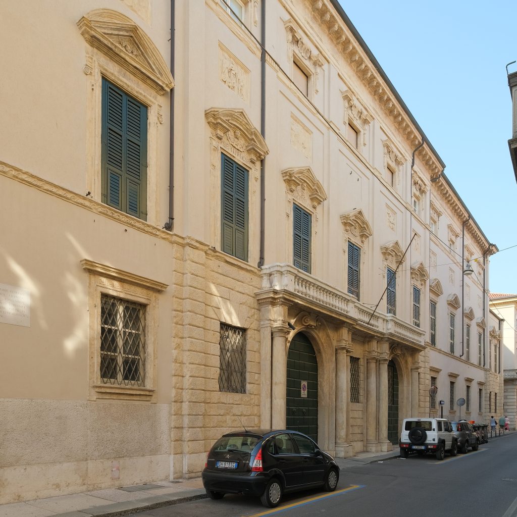 Facciata di Palazzo Forti a Verona