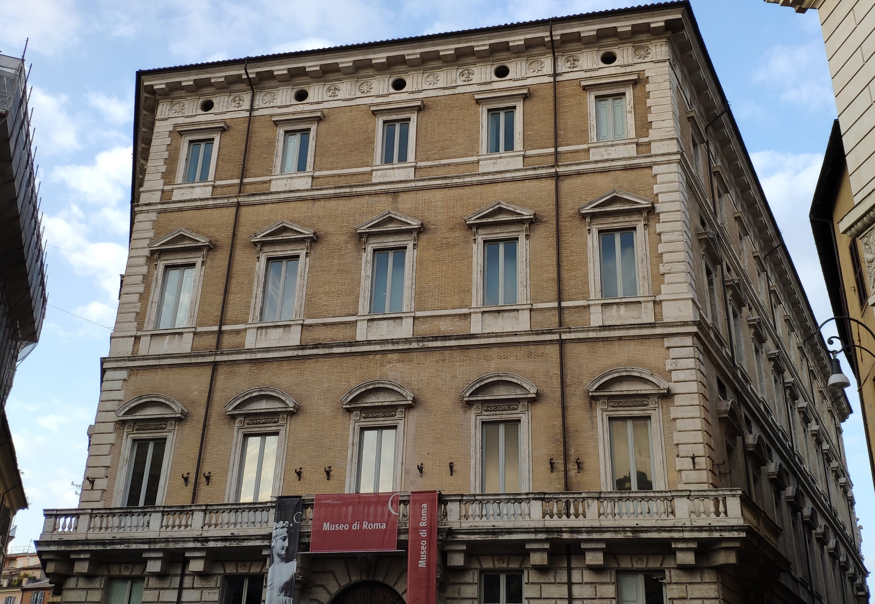 Facciata di Palazzo Braschi da piazza San Pantaleo a Roma