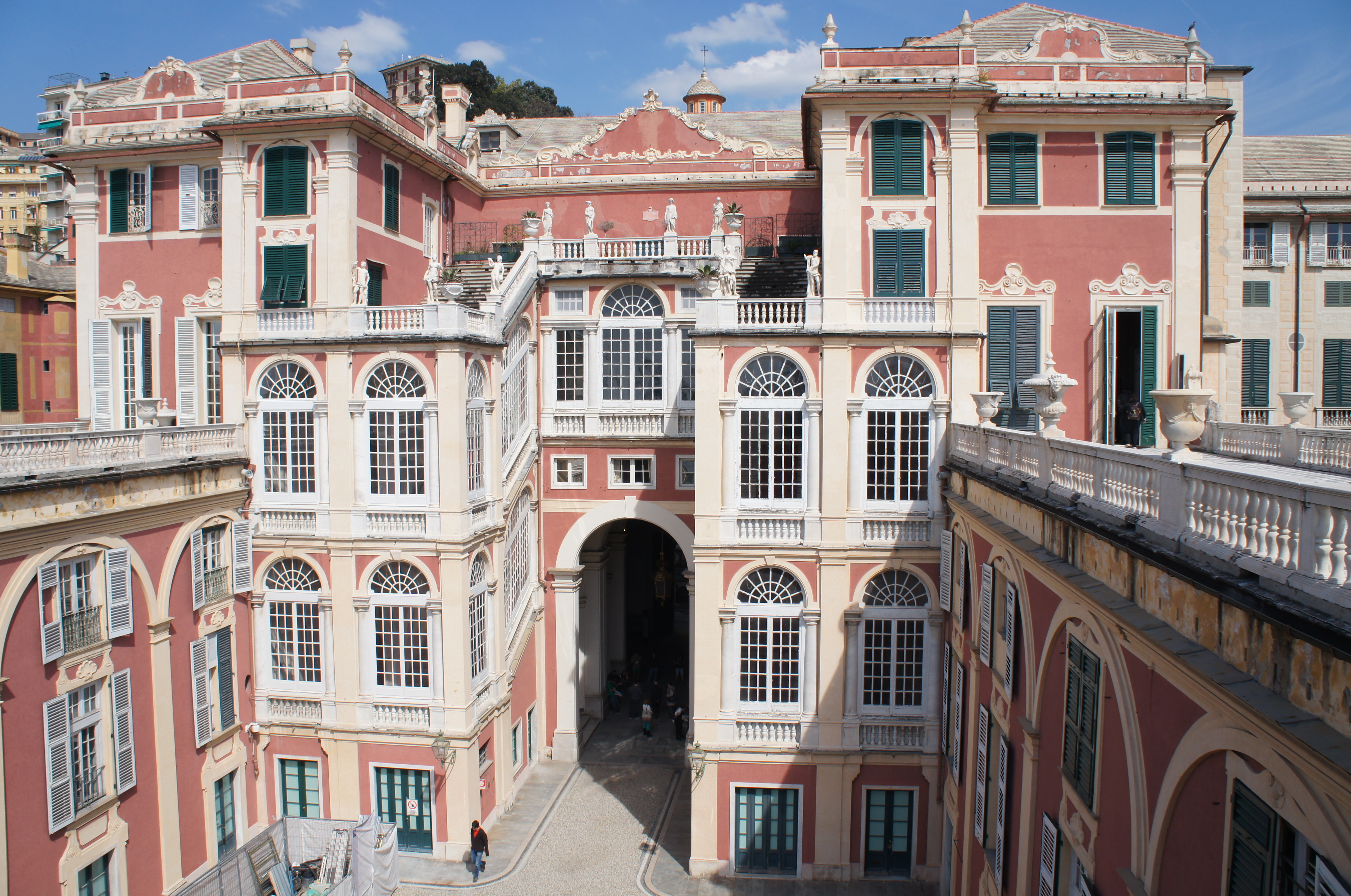 Facciata interna del Palazzo Reale di Genova