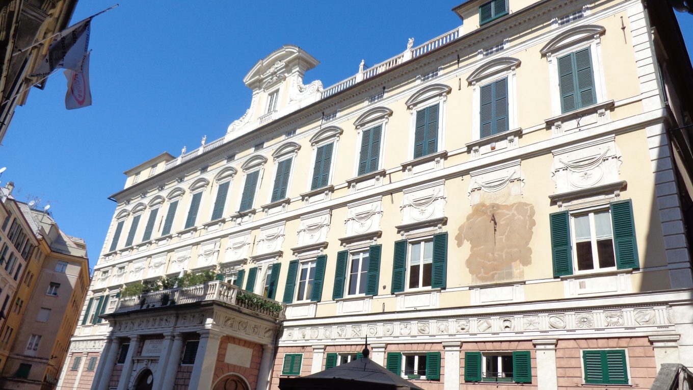 Facciata di Palazzo della Meridiana a Genova