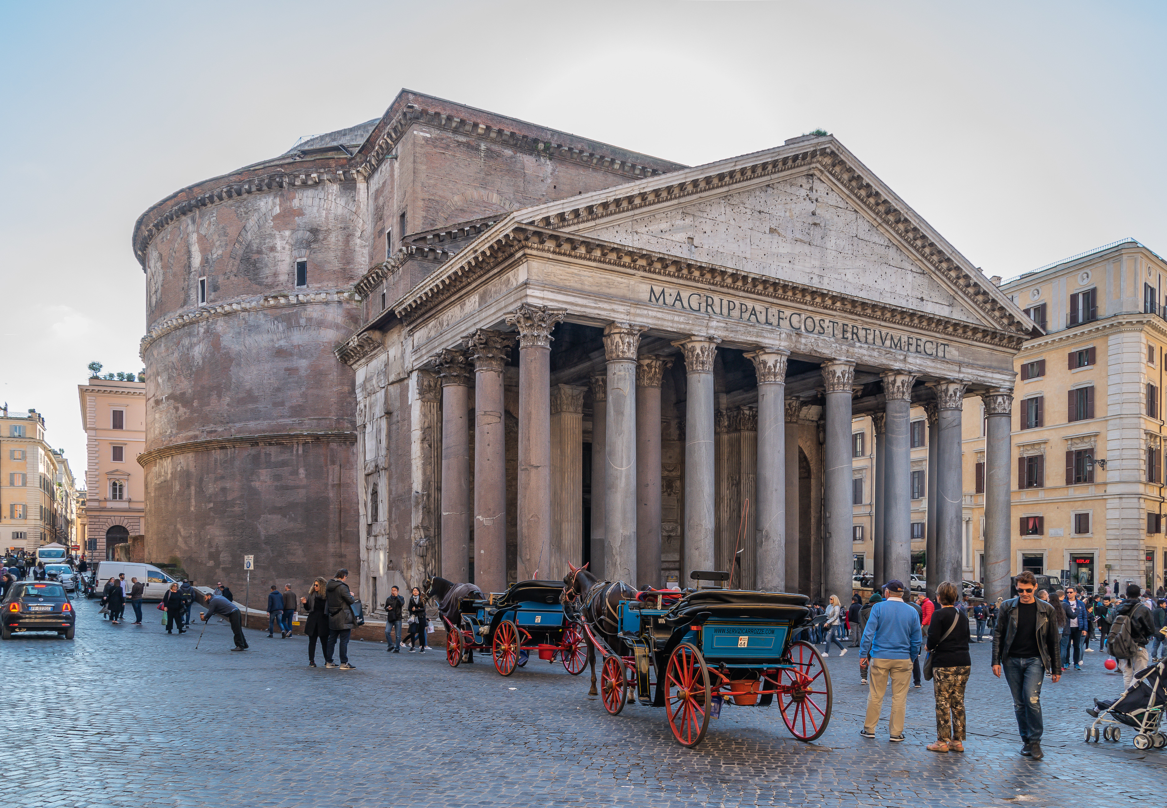 Pantheon di Roma visto dalla piazza