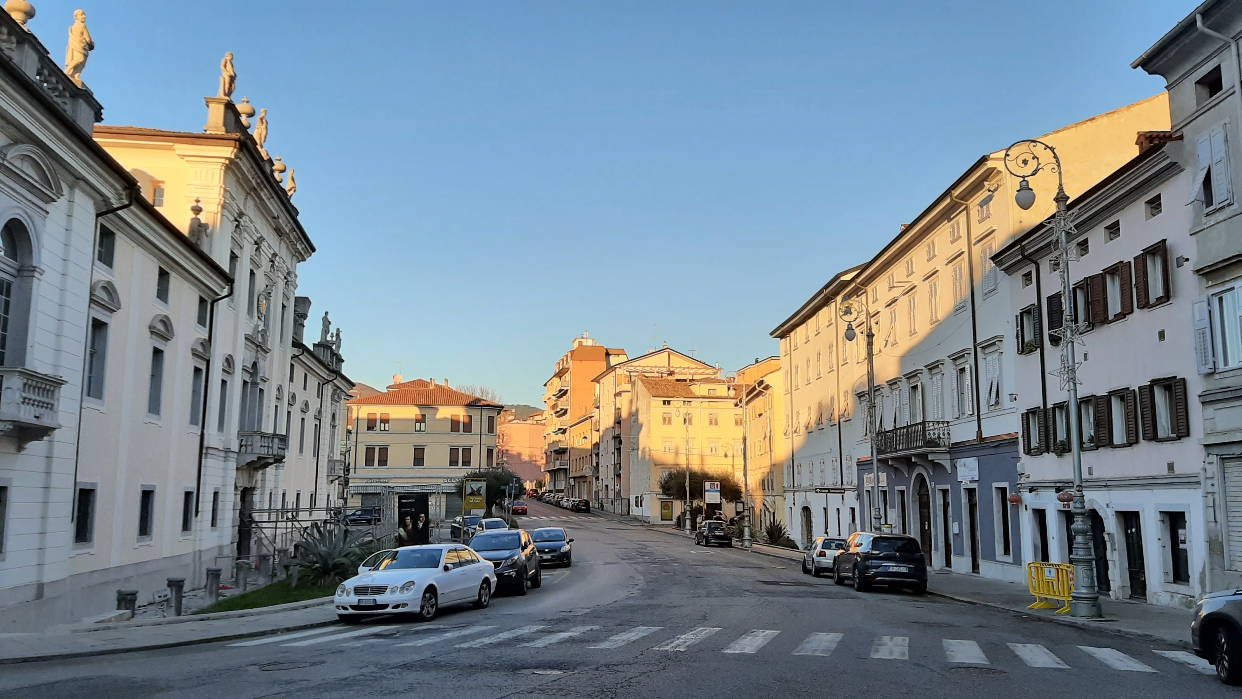 Piazza Edmondo de Amicis a Gorizia con Palazzo Attems Petzenstein