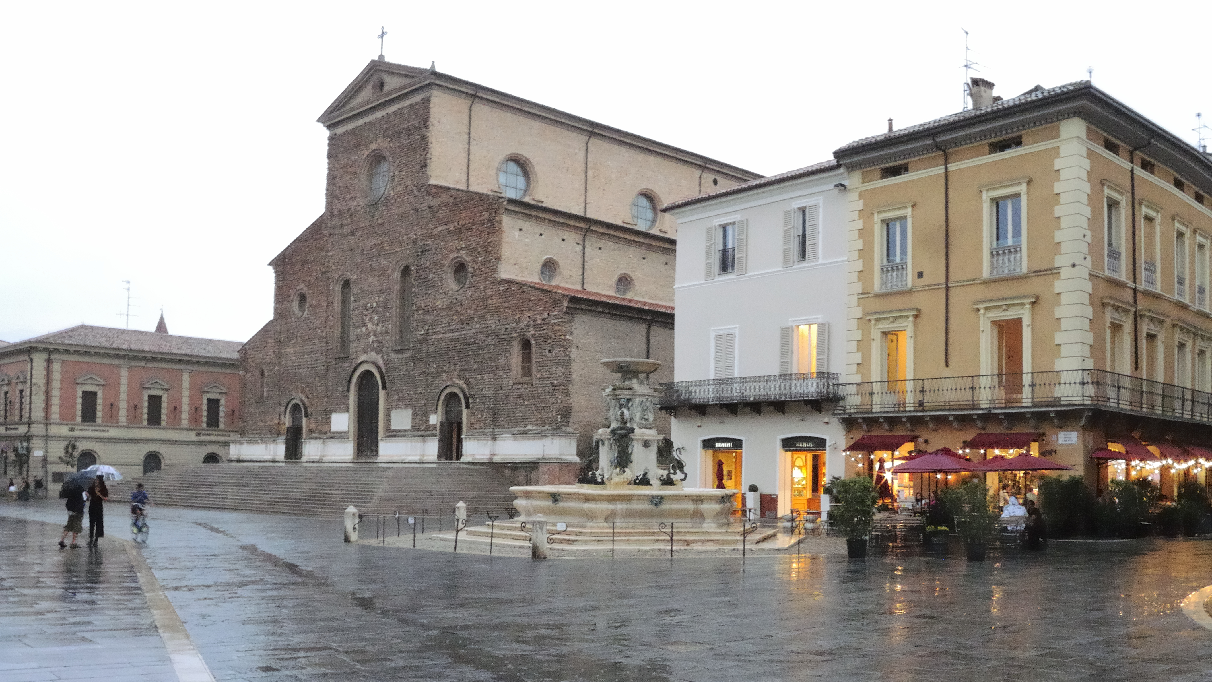 Piazza della Libertà e Duomo di Faenza