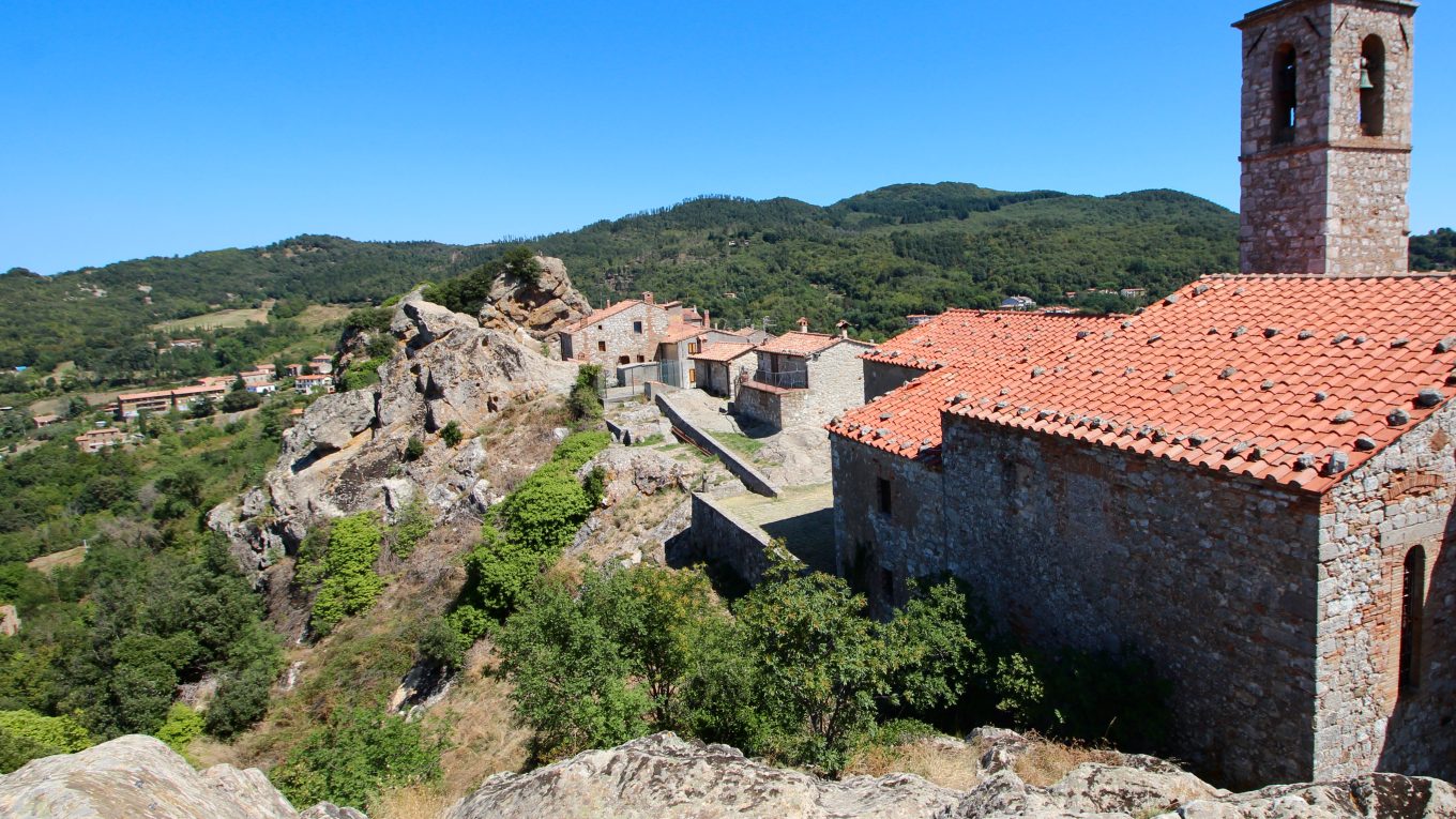 Roccatederighi, borgo medievale in Maremma