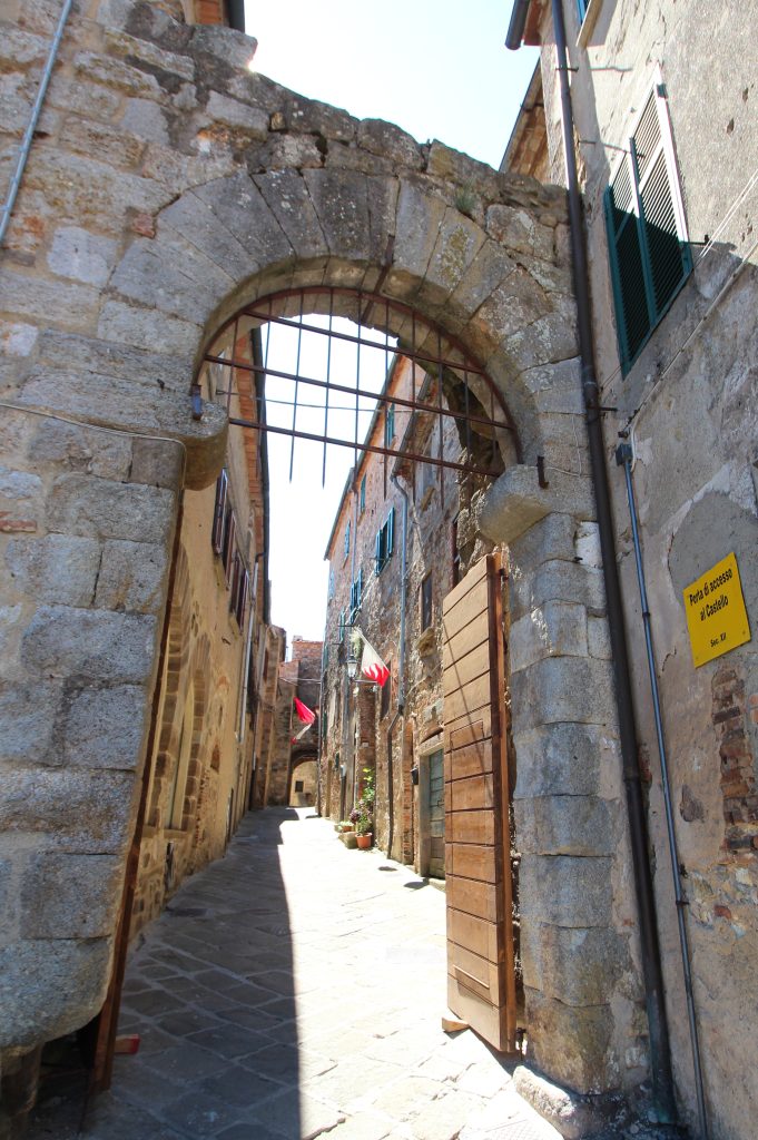 Porta di accesso al castello di Roccatederighi