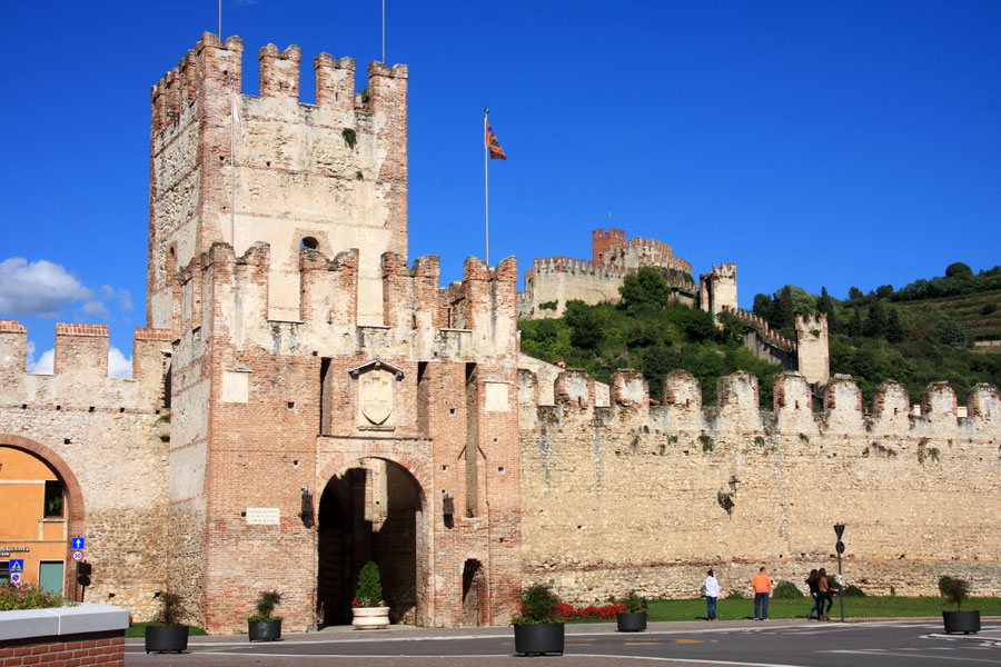 Mura di Soave con castello scaligero