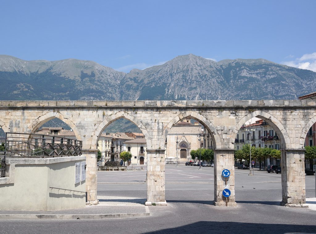 Acquedotto medievale e Piazza Garibaldi a Sulmona