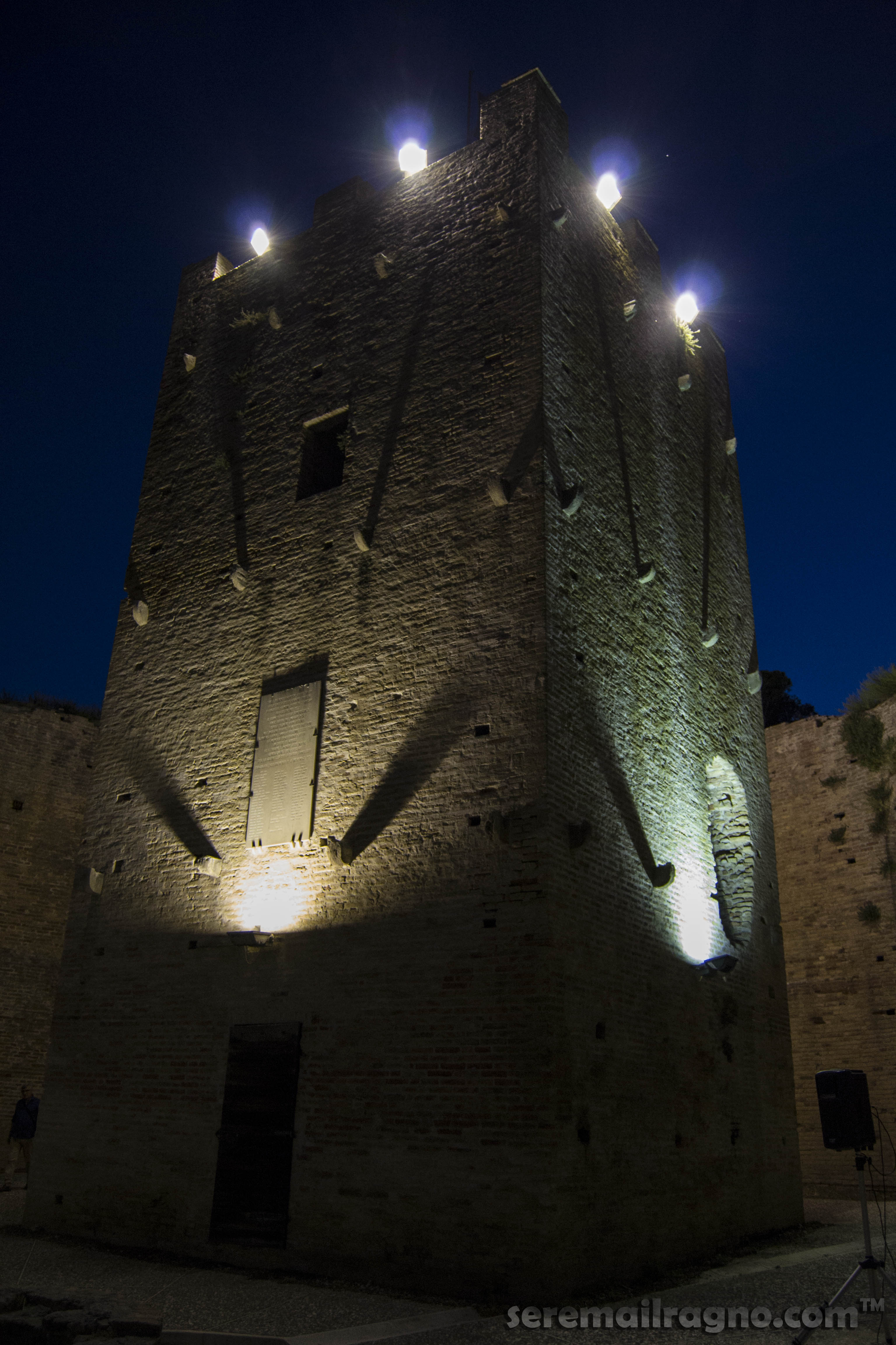 Torre di Rocca Tiepolo illuminata a Porto San Giorgio