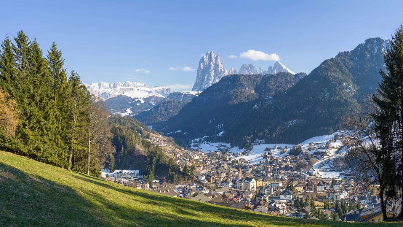 Ortisei in Val Gardena con montagne sullo sfondo