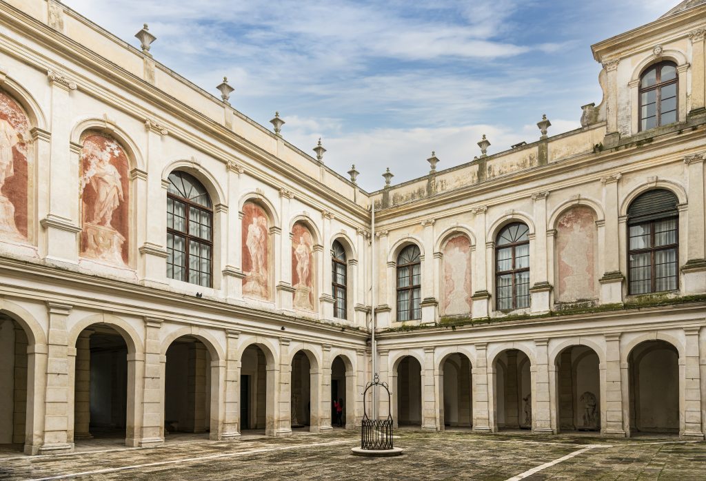 Cortile interno con pozzo di Villa Pisani a Stra