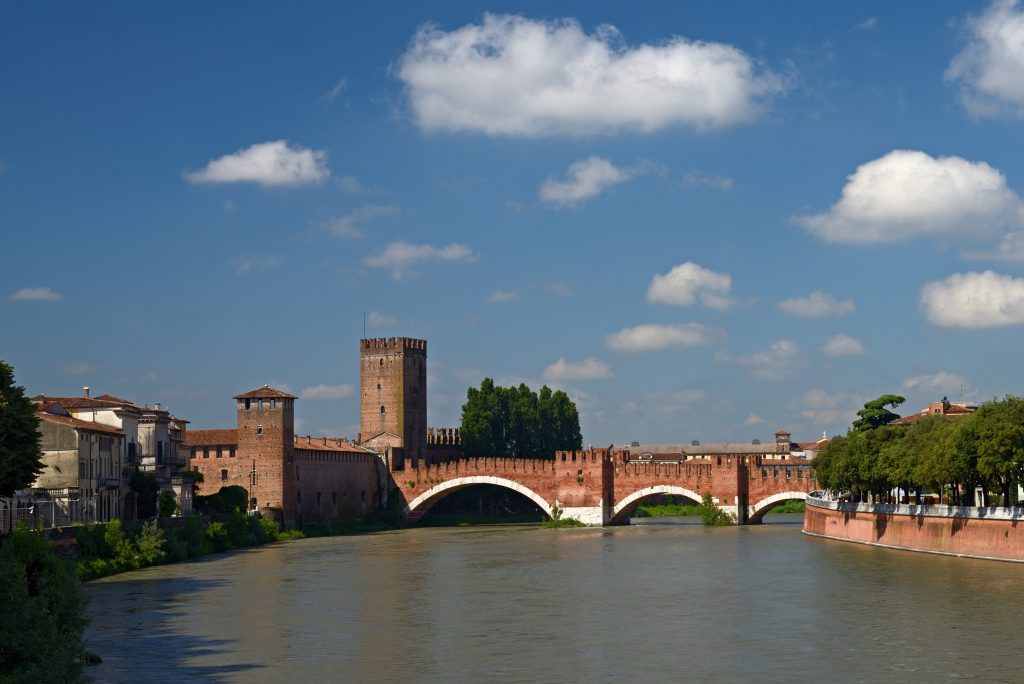 Castelvecchio e Ponte Scaligero lungo l'Adige a Verona