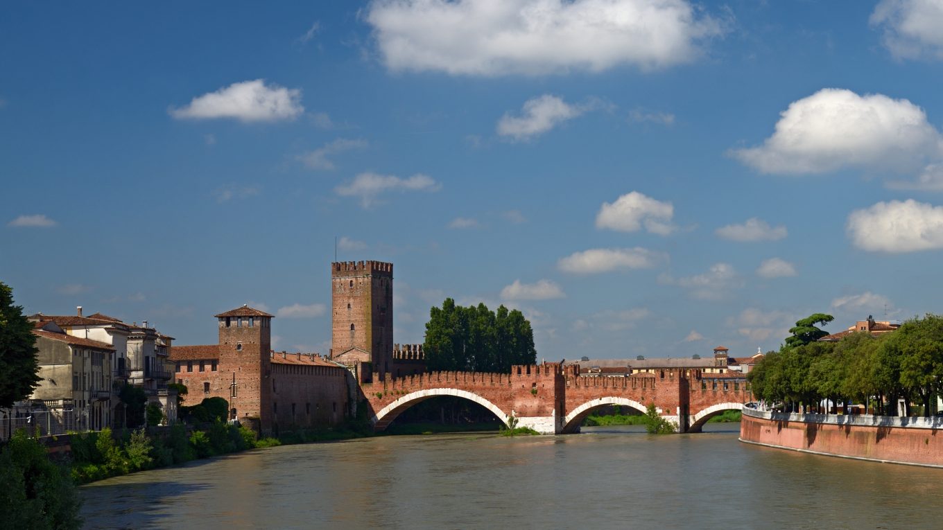 Castelvecchio e Ponte Scaligero lungo l’Adige a Verona