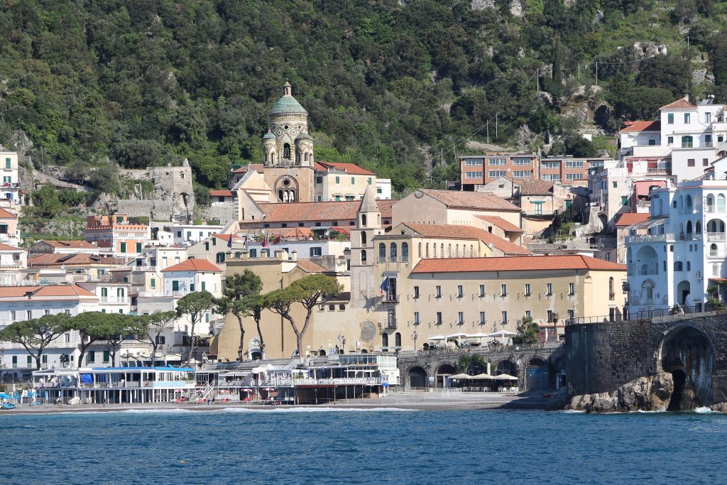 Amalfi vista dal mare sulla Costiera Amalfitana
