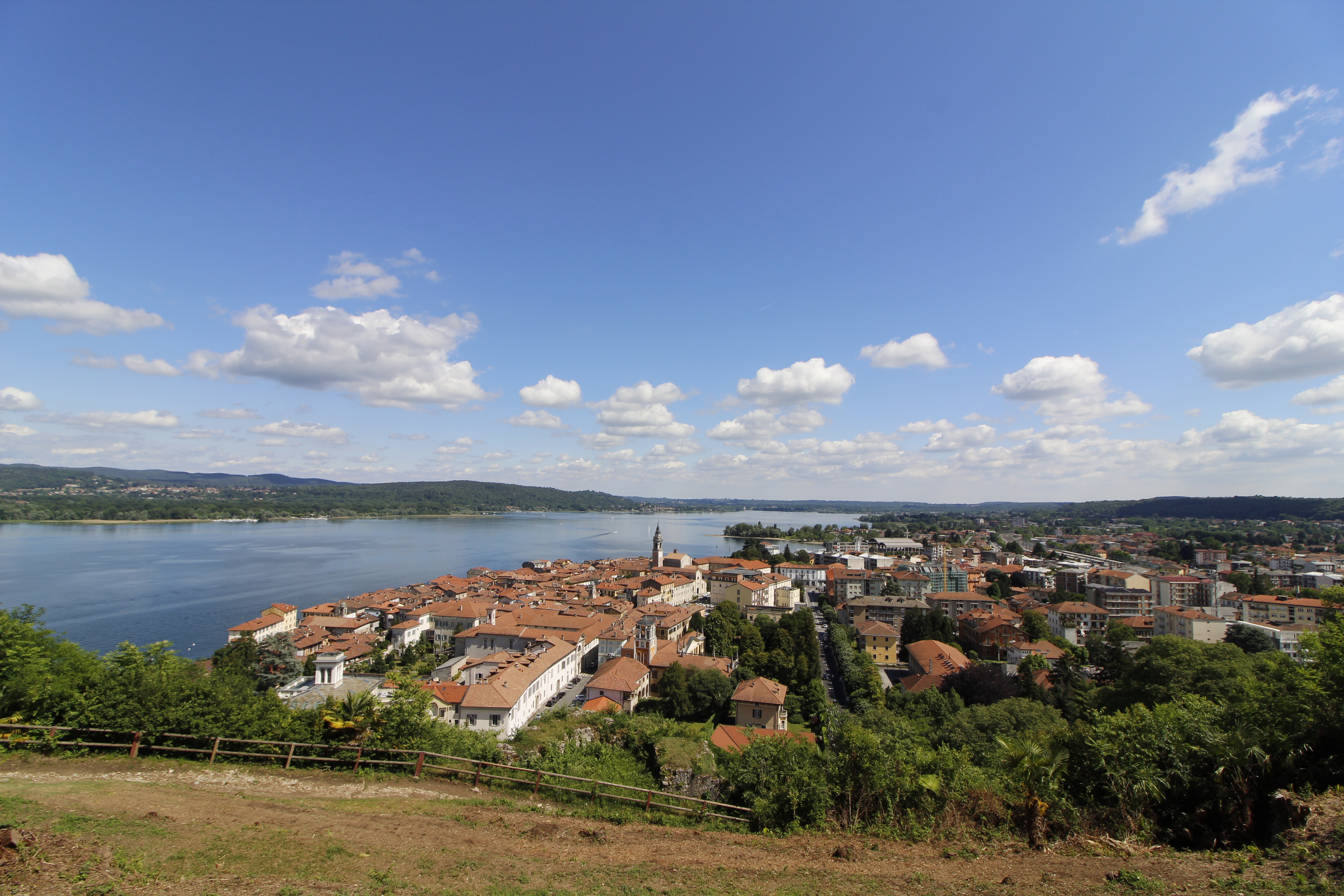 Arona vista dalla Rocca sul Lago Maggiore